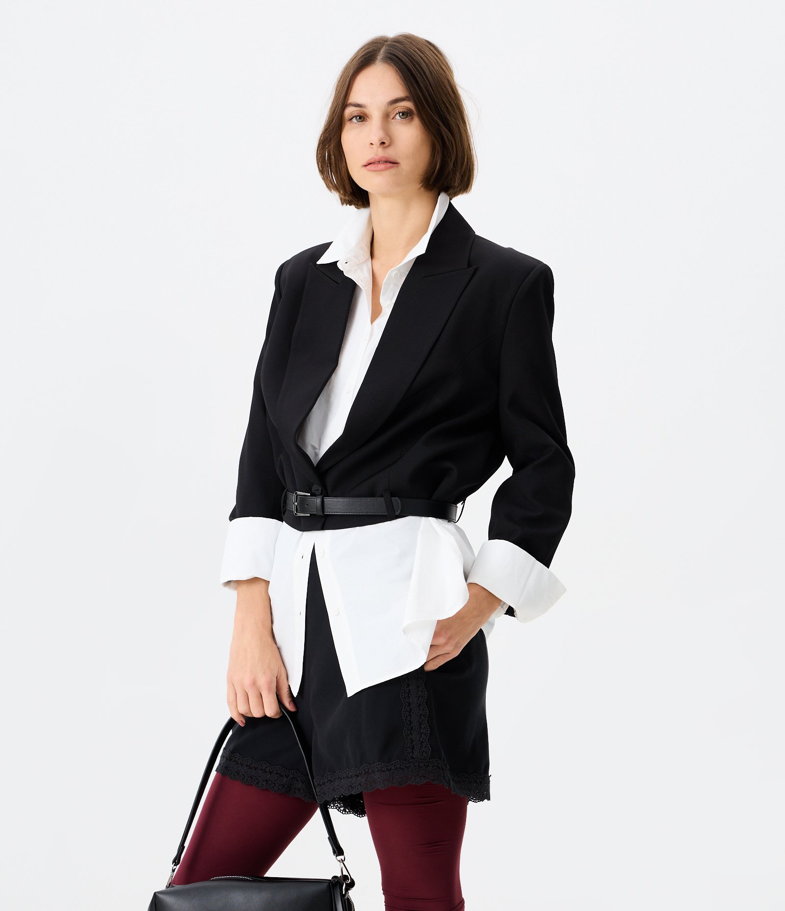 Blazer Cropped Estruturado e Alfaiatado com Cinto na Barra Preto 1