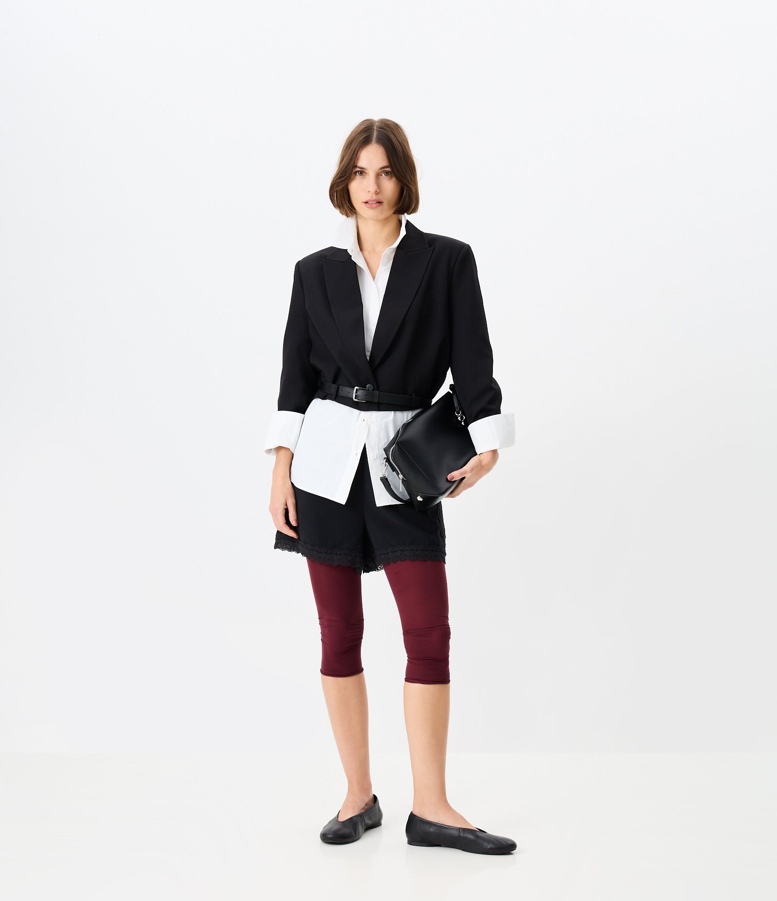 Blazer Cropped Estruturado e Alfaiatado com Cinto na Barra Preto 2