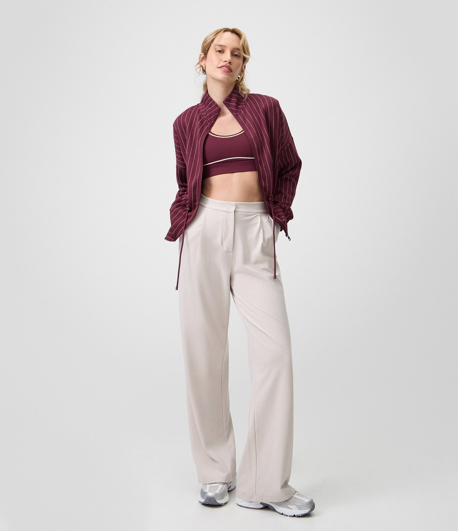 Calça Reta Esportiva em Peach Touch Bege 1