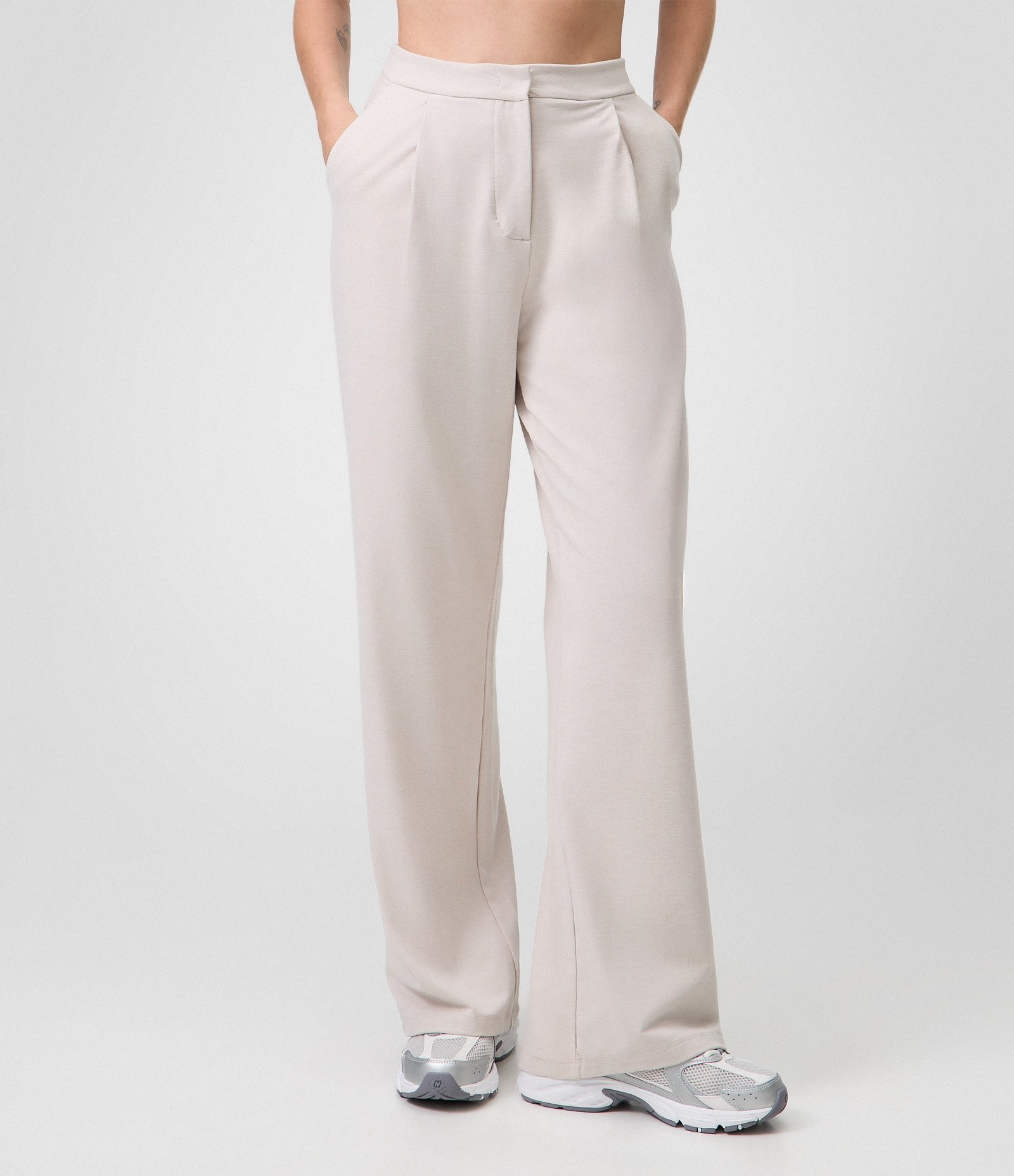 Calça Reta Esportiva em Peach Touch Bege 2