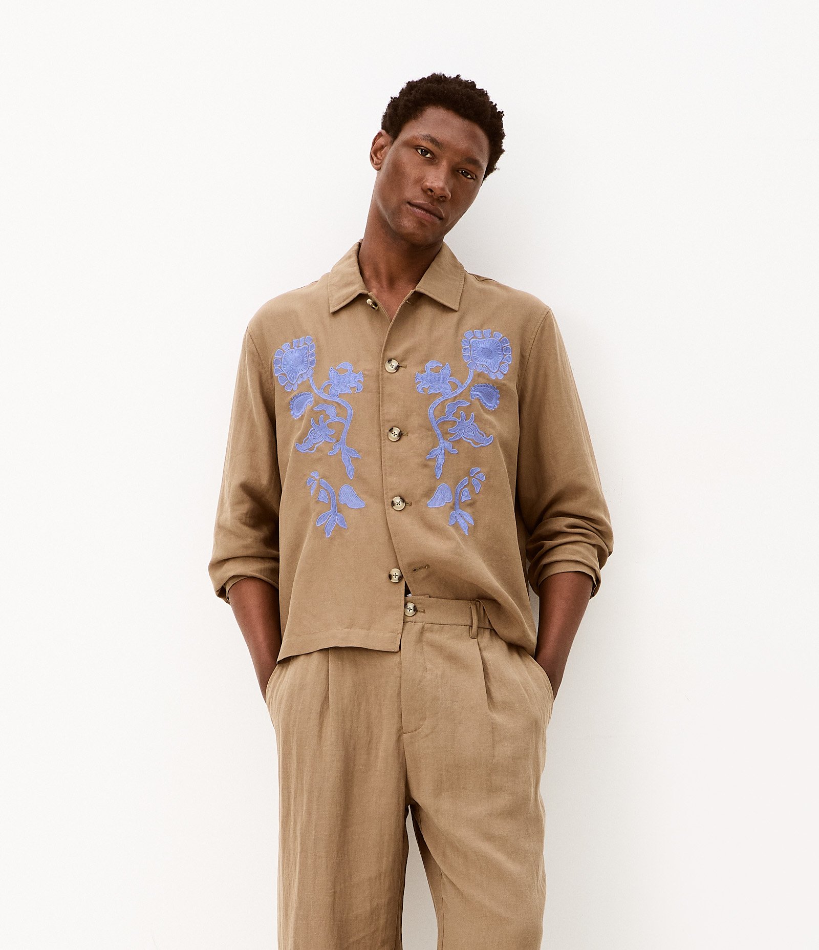 Camisa Overshirt em Liocel com Bordado Floral Marrom 1