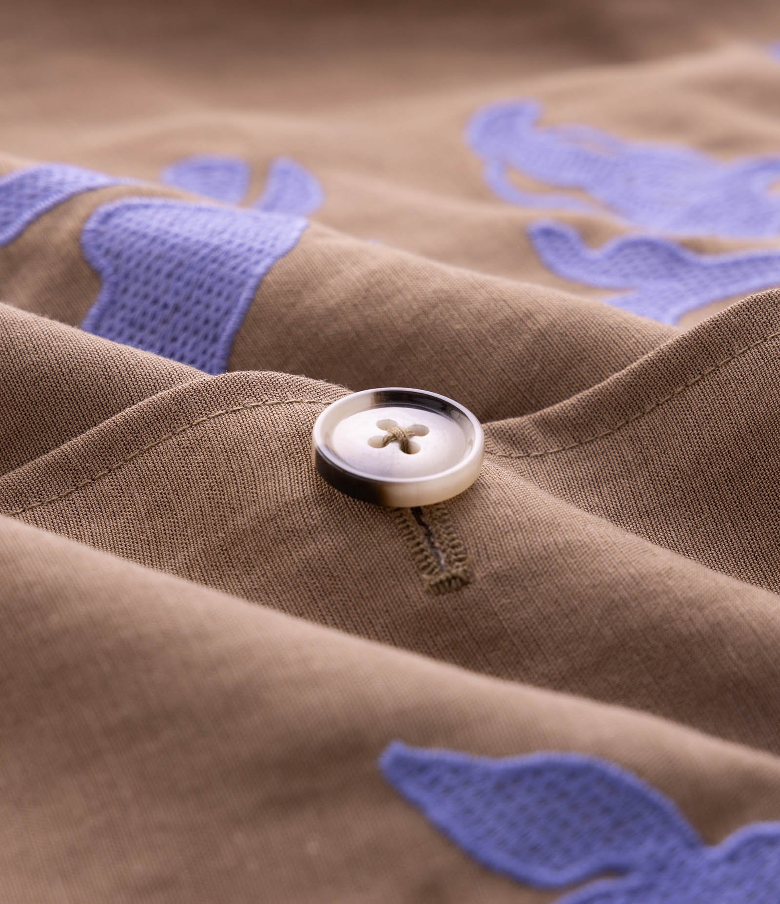 Camisa Overshirt em Liocel com Bordado Floral Marrom 10