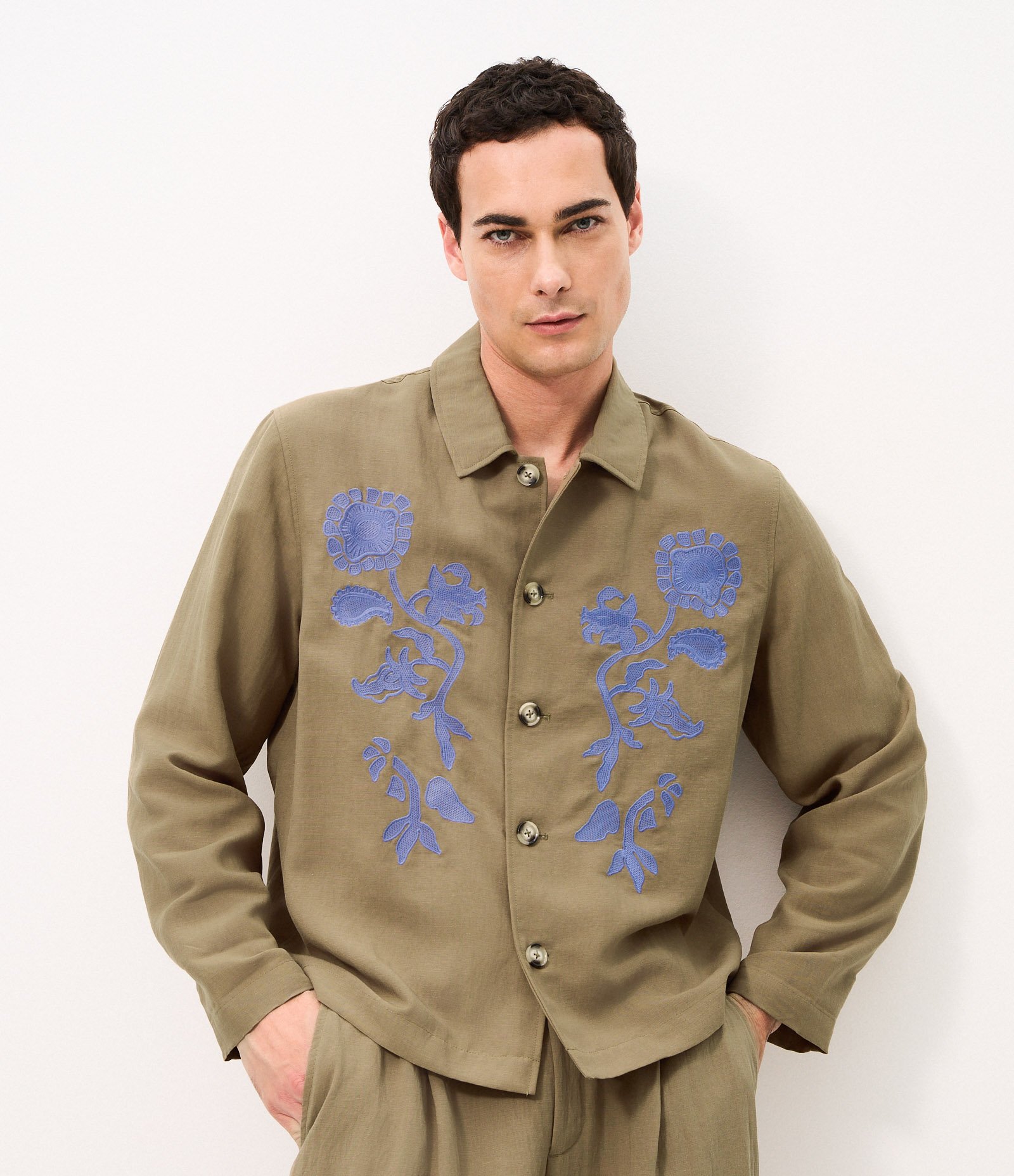 Camisa Overshirt em Liocel com Bordado Floral Marrom 4