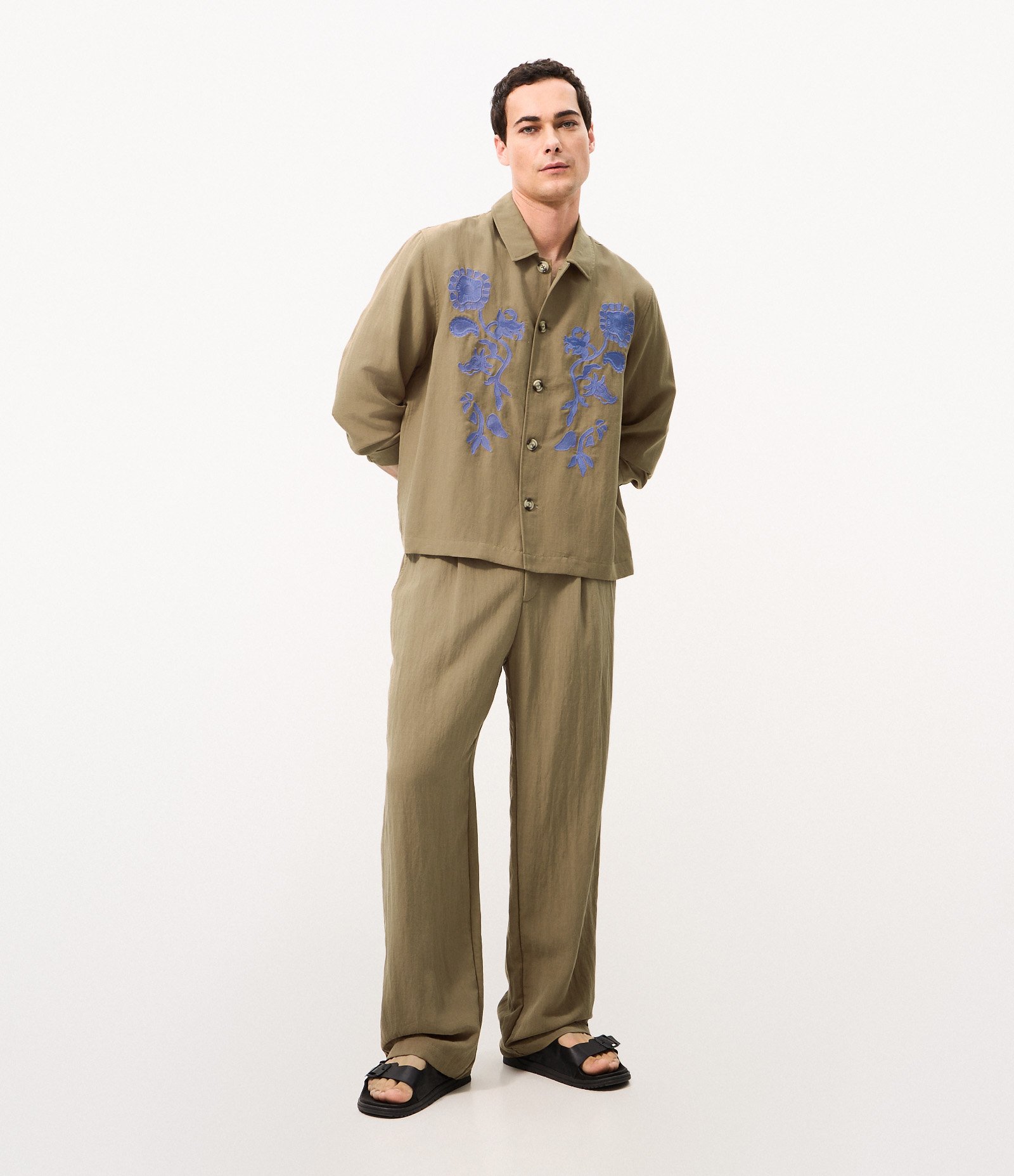 Camisa Overshirt em Liocel com Bordado Floral Marrom 5