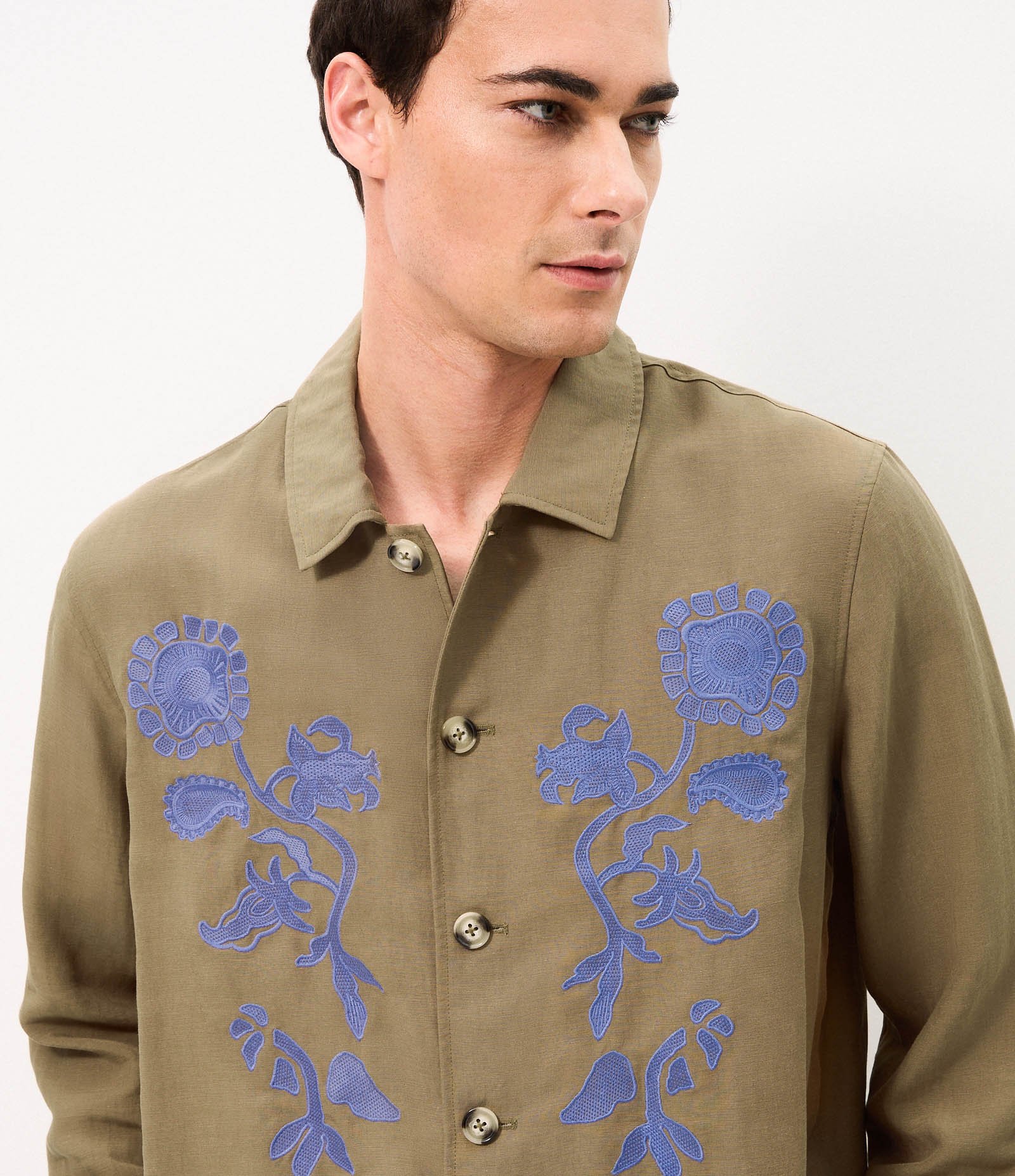 Camisa Overshirt em Liocel com Bordado Floral Marrom 7