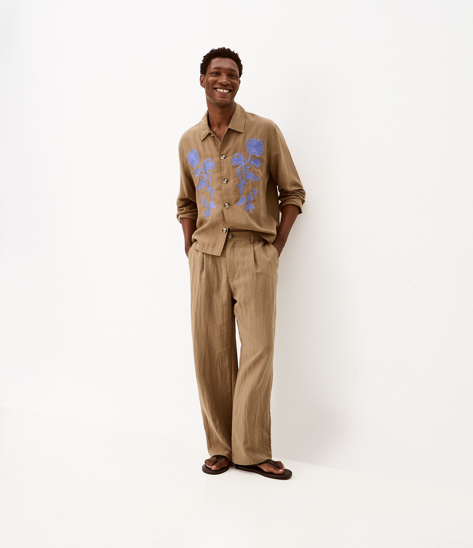 Calça Wide Leg em Liocel com Pregas Frontais Marrom 1