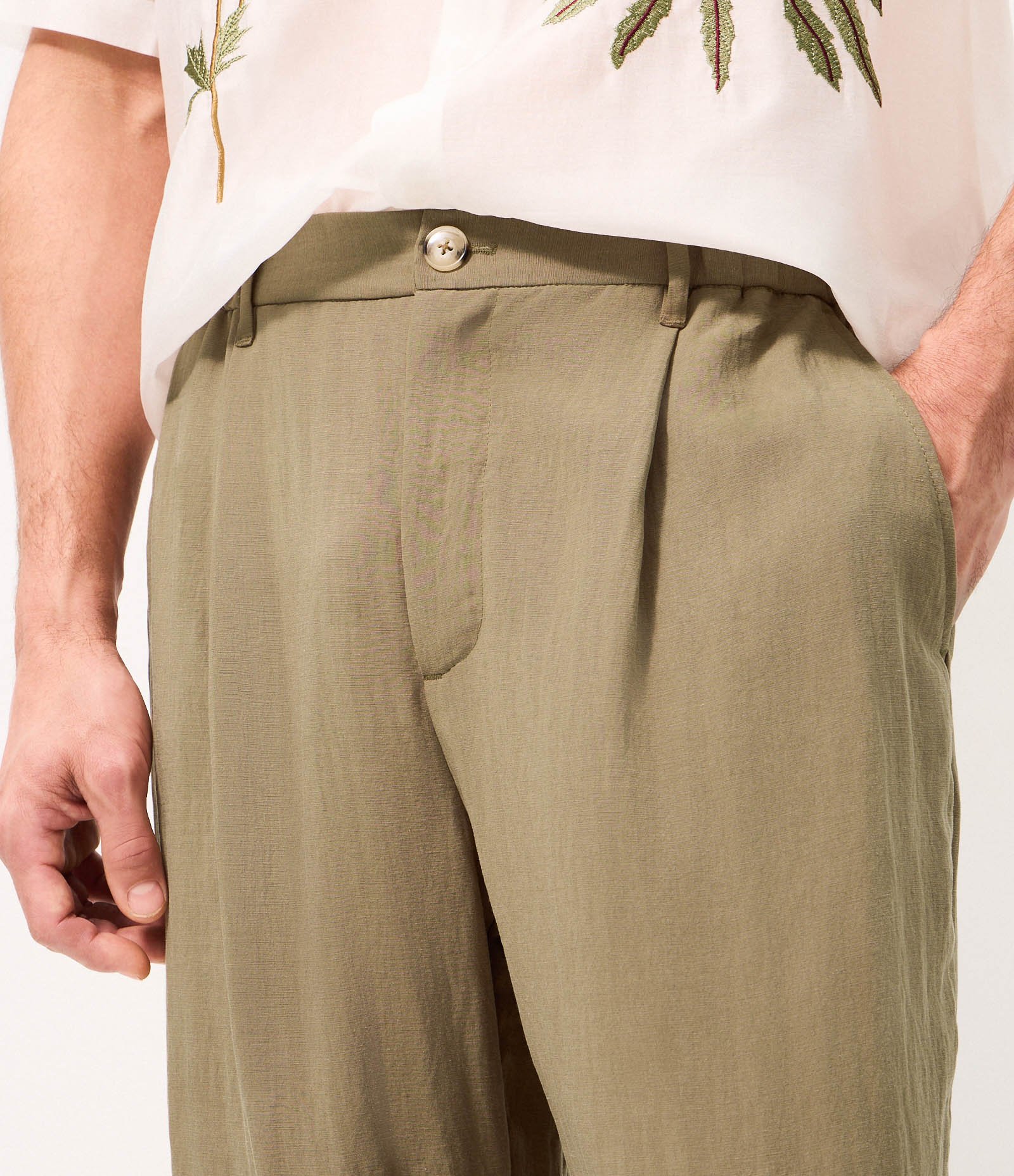 Calça Wide Leg em Liocel com Pregas Frontais Marrom 7