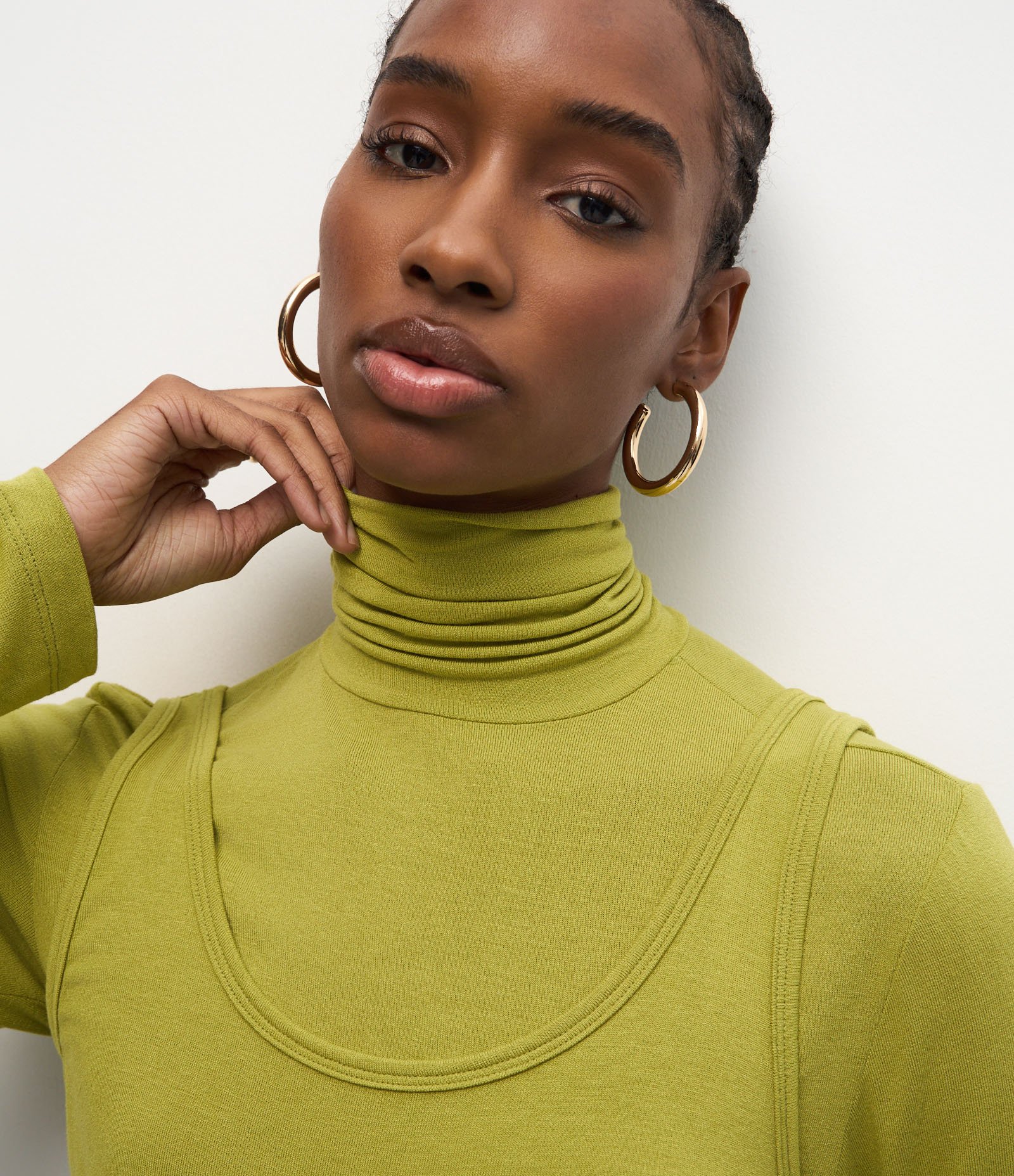 Blusa em Viscose com Sobreposição e Gola Alta Verde 3