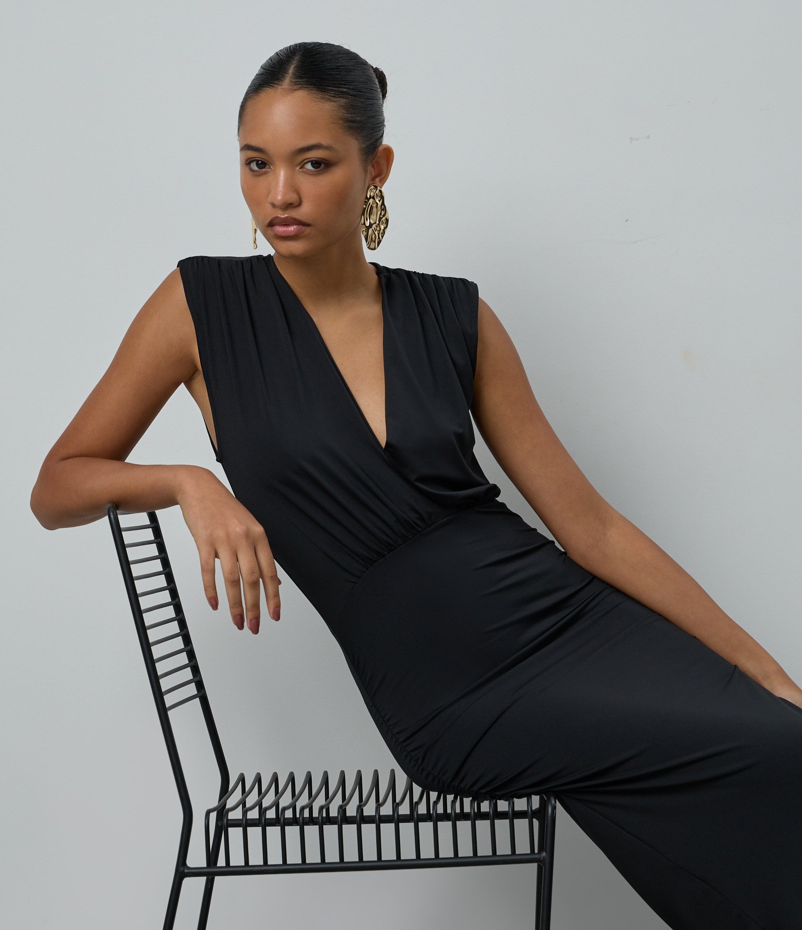 Vestido New Midi com Decote Transpassado e Ombreira Preto 1