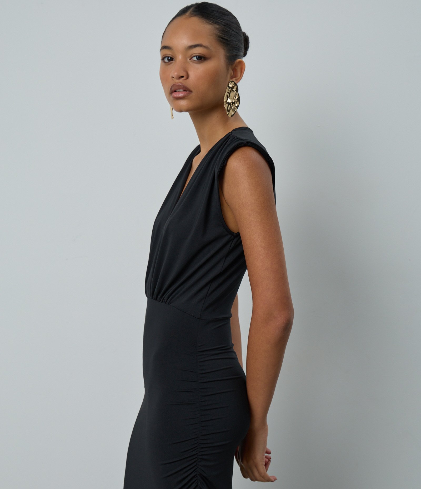 Vestido New Midi com Decote Transpassado e Ombreira Preto 4