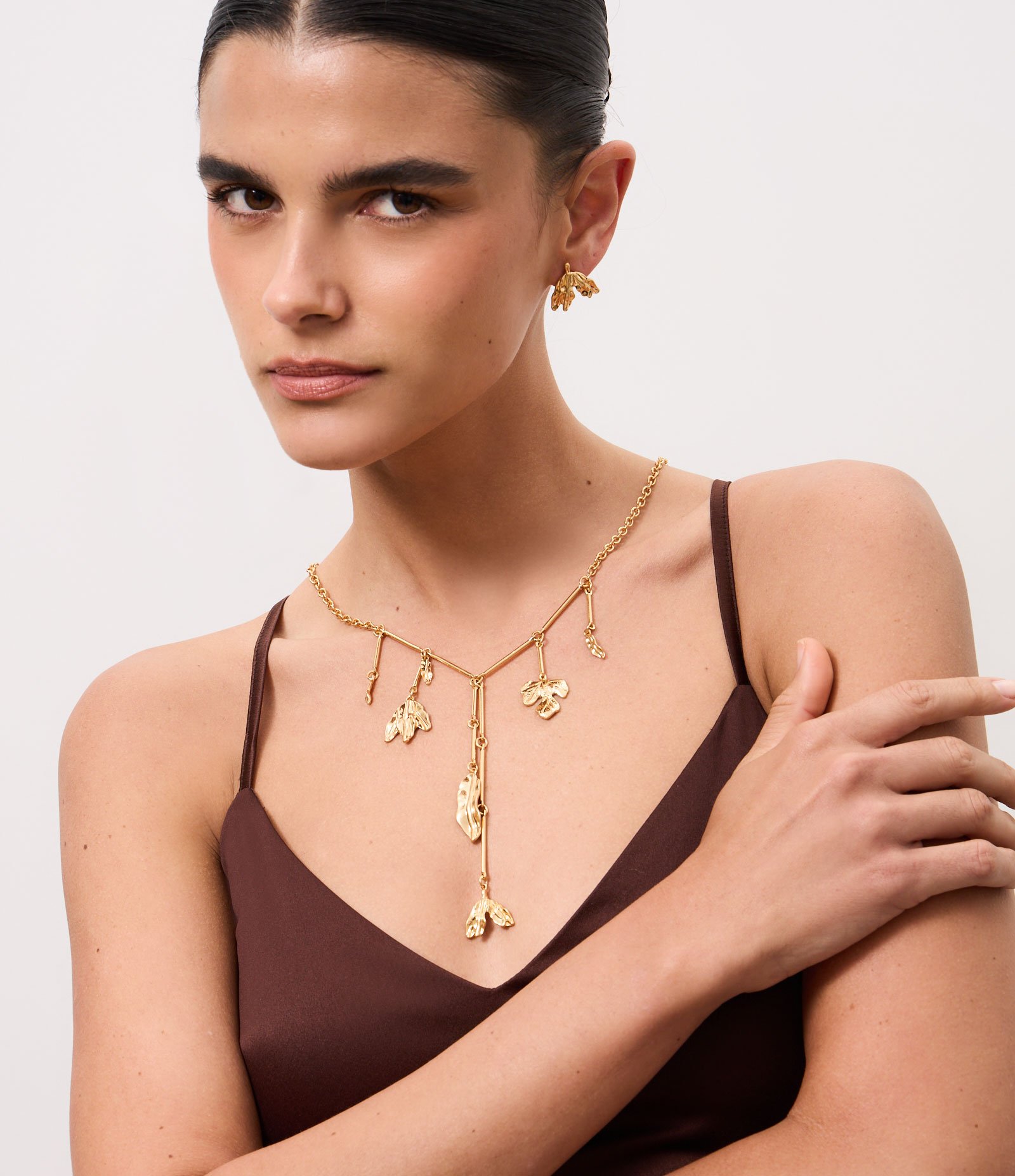 Conjunto de Colar Gravata e Brinco Botão com Formato de Pétalas Dourado 1