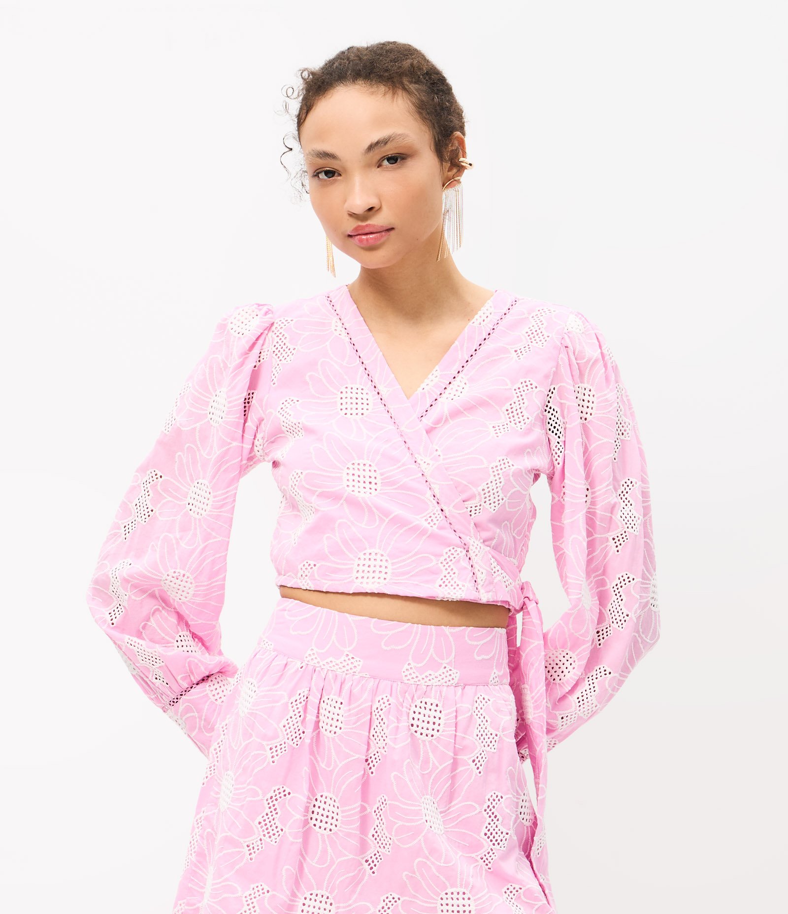 Blusa em Laise Floral com Decote Transpassado e Amarração Rosa 1
