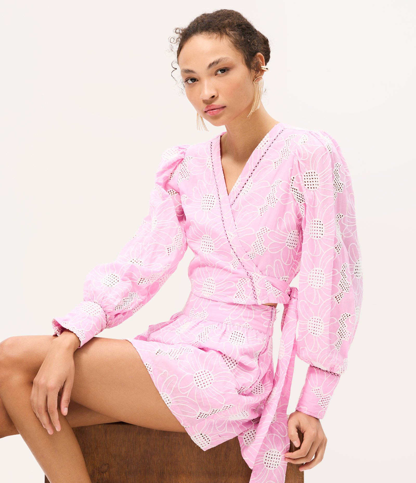 Blusa em Laise Floral com Decote Transpassado e Amarração Rosa 3