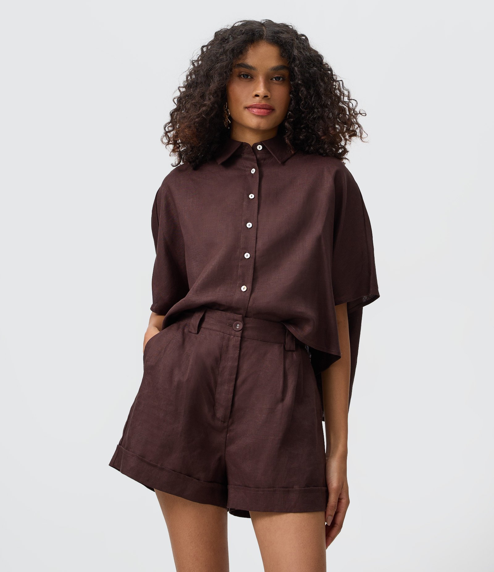 Short Linho em A com Pregas e Barra Virada Marrom 1