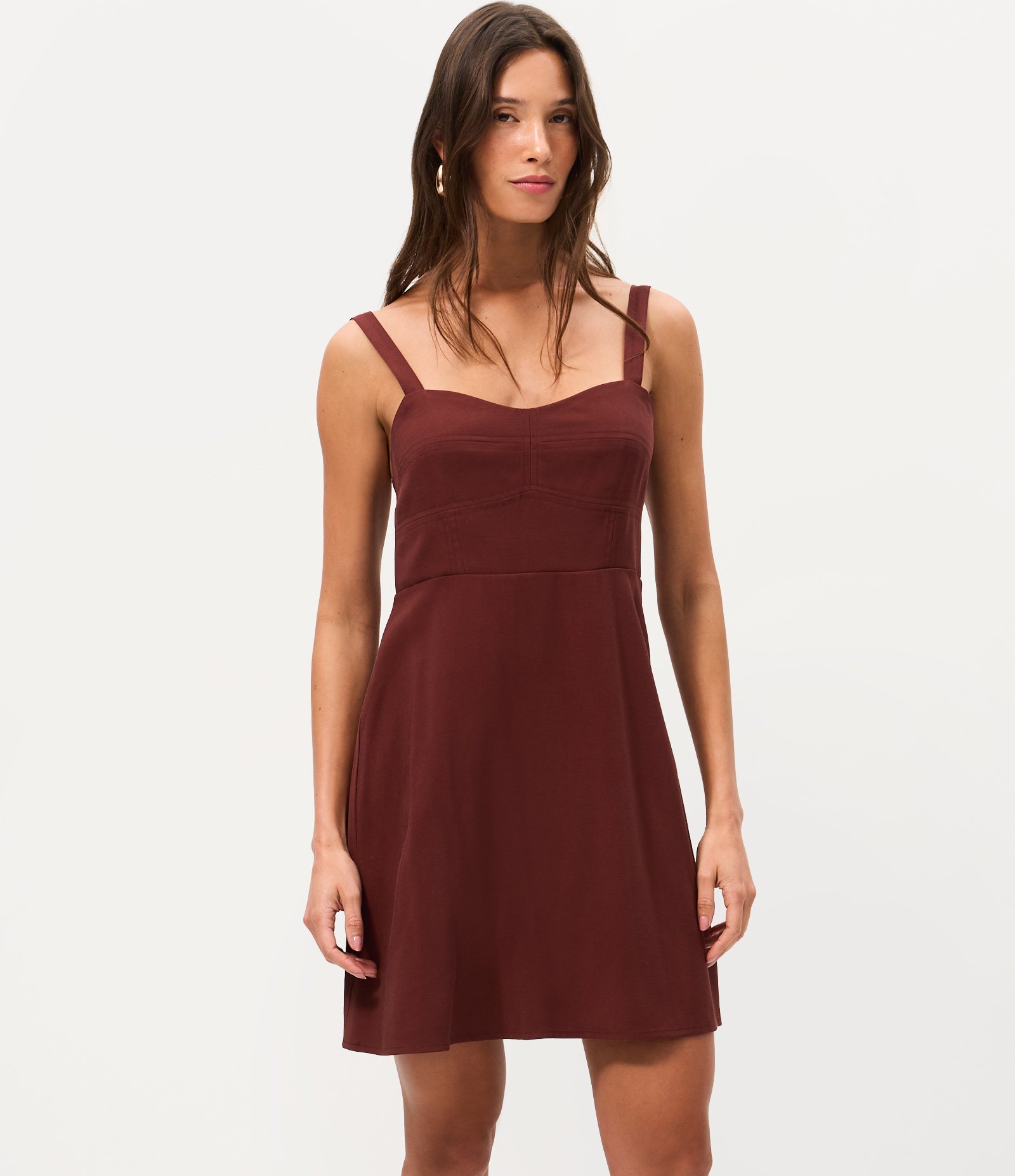 Vestido Curto em Sarja com Recortes no Busto e Alças Reguláveis Bordô 2