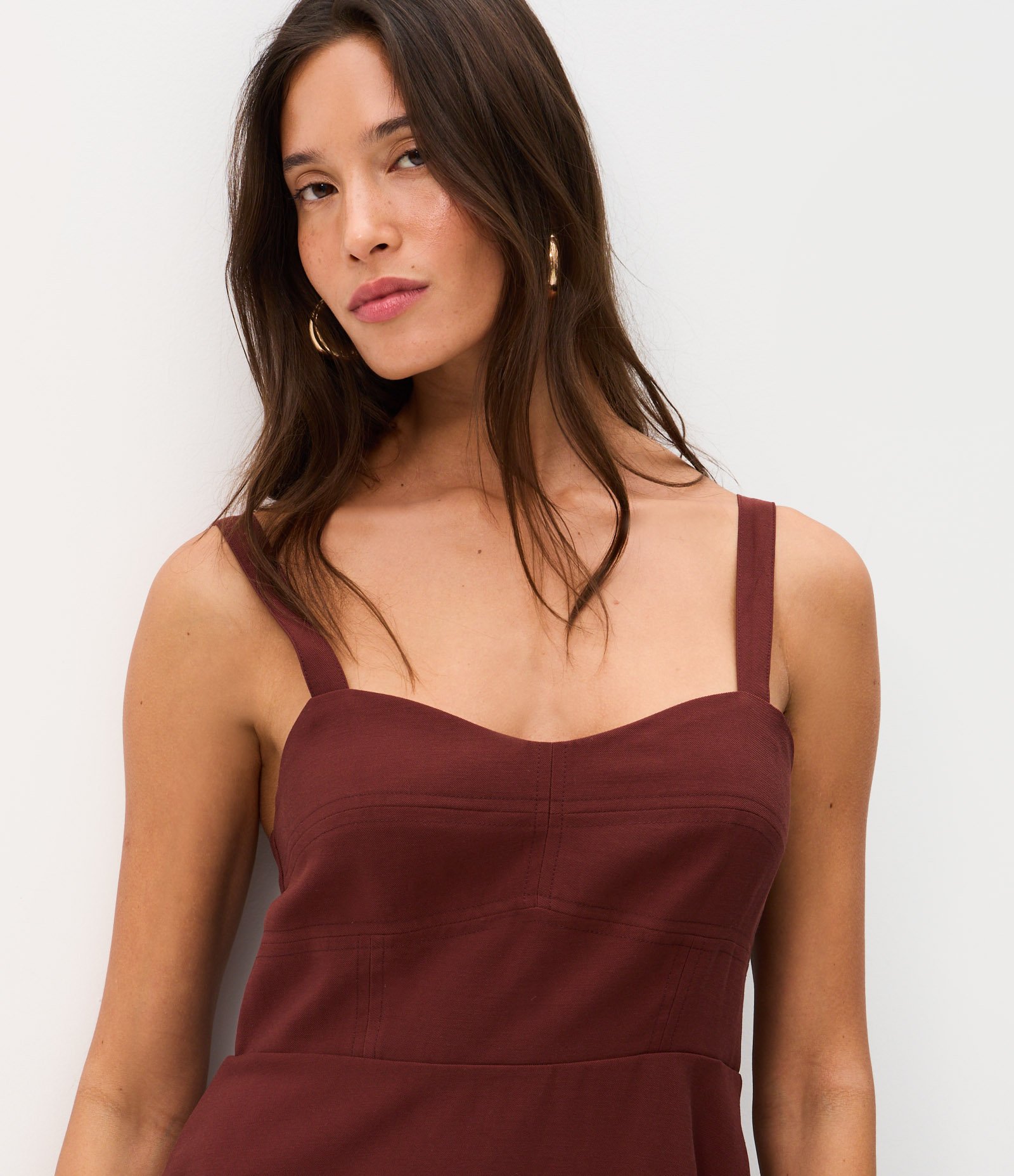 Vestido Curto em Sarja com Recortes no Busto e Alças Reguláveis Bordô 3