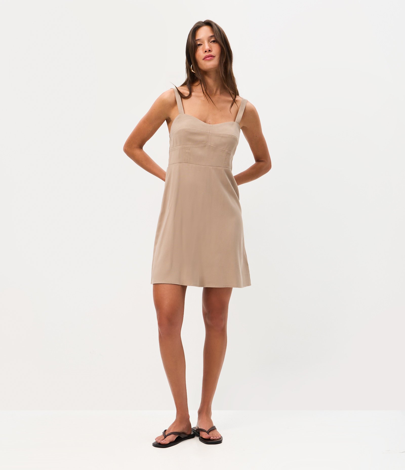 Vestido Curto em Sarja com Recortes no Busto e Alças Reguláveis Bege 1