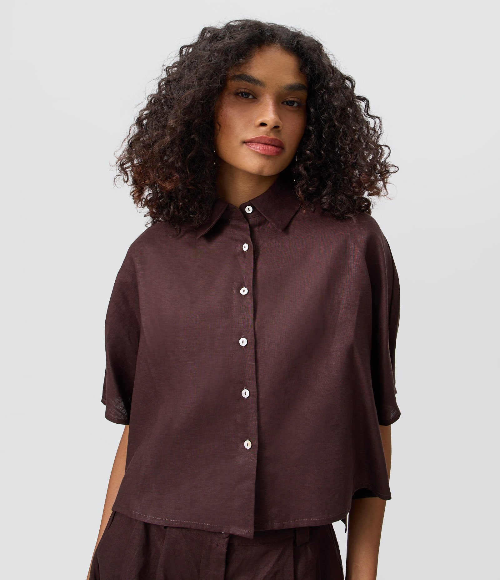 Camisa Manga Curta em Linho com Botões Contrastantes Marrom 1