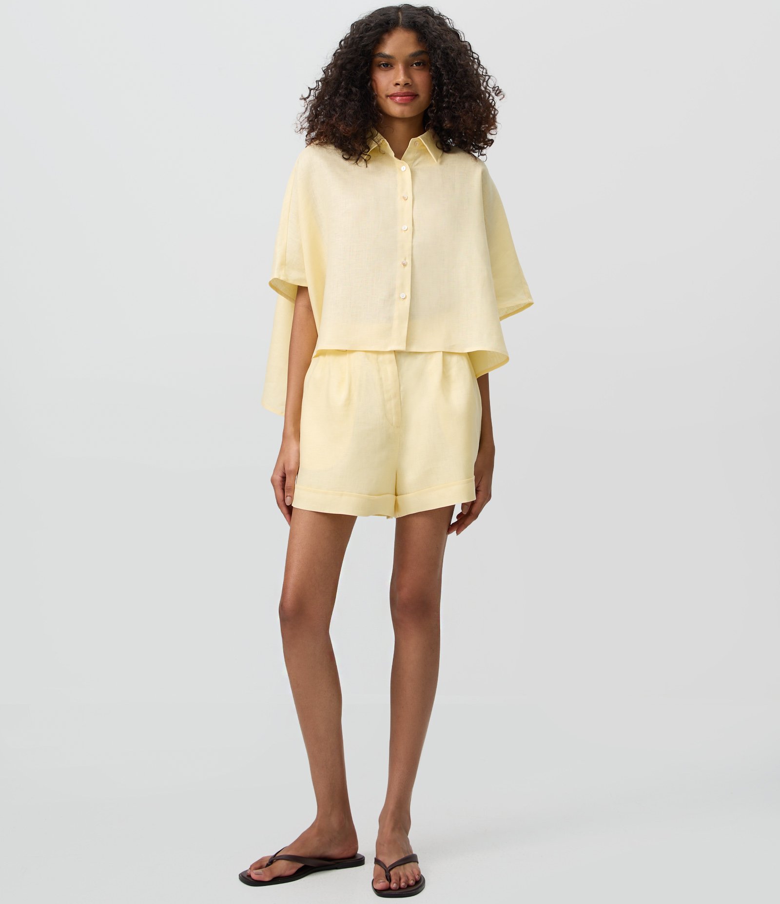 Camisa Manga Curta em Linho com Botões Contrastantes Amarelo 2