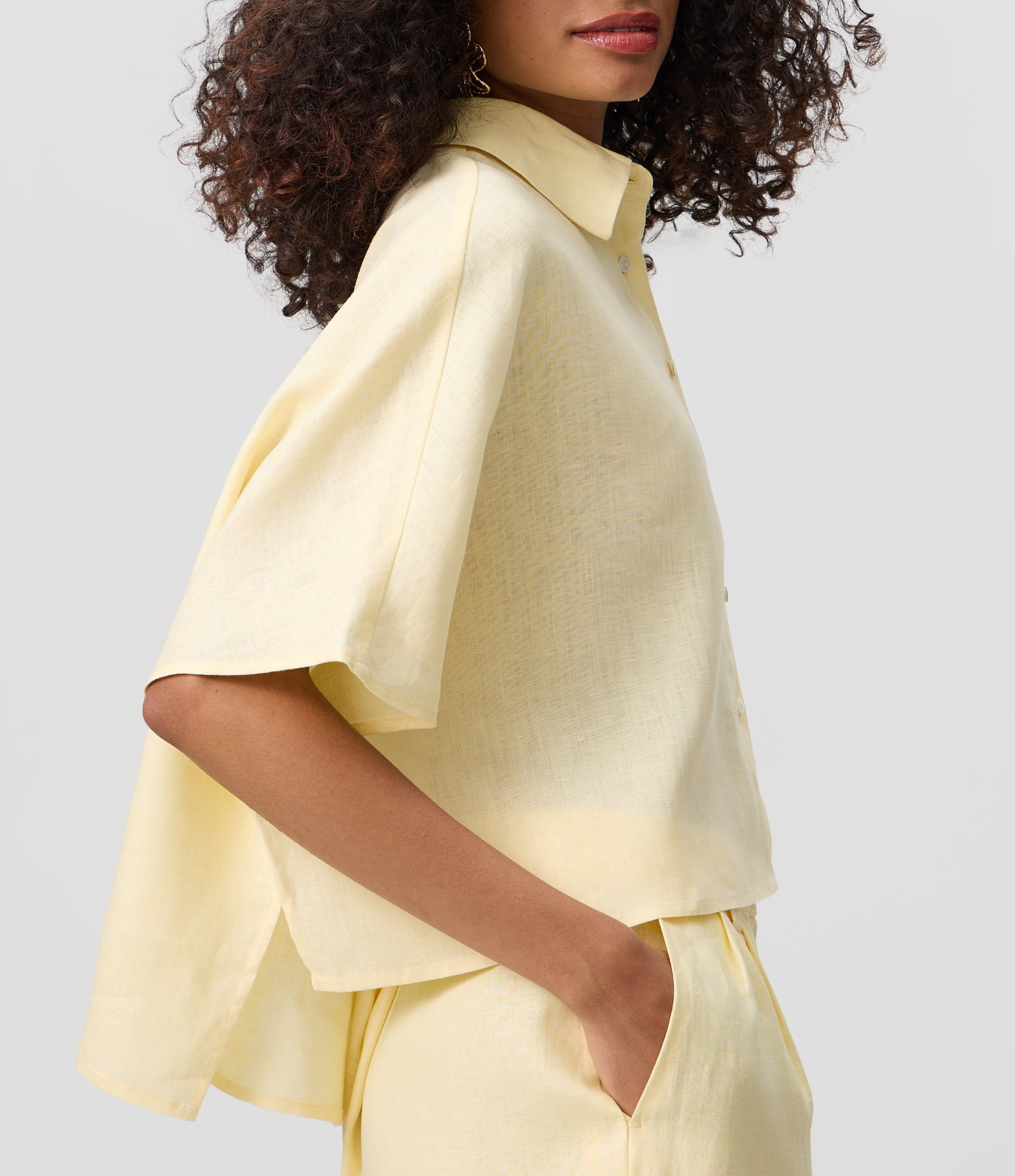 Camisa Manga Curta em Linho com Botões Contrastantes Amarelo 3