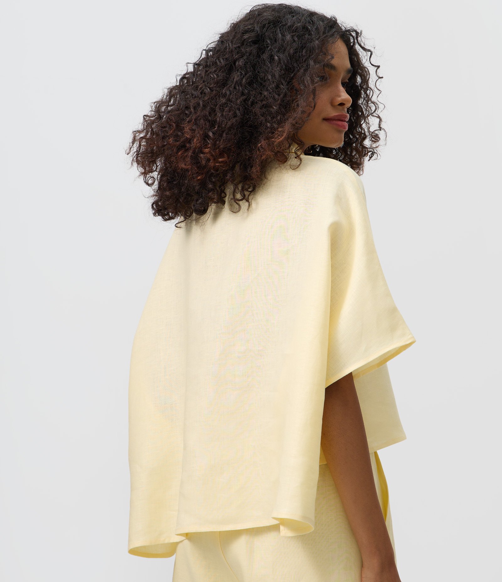 Camisa Manga Curta em Linho com Botões Contrastantes Amarelo 4