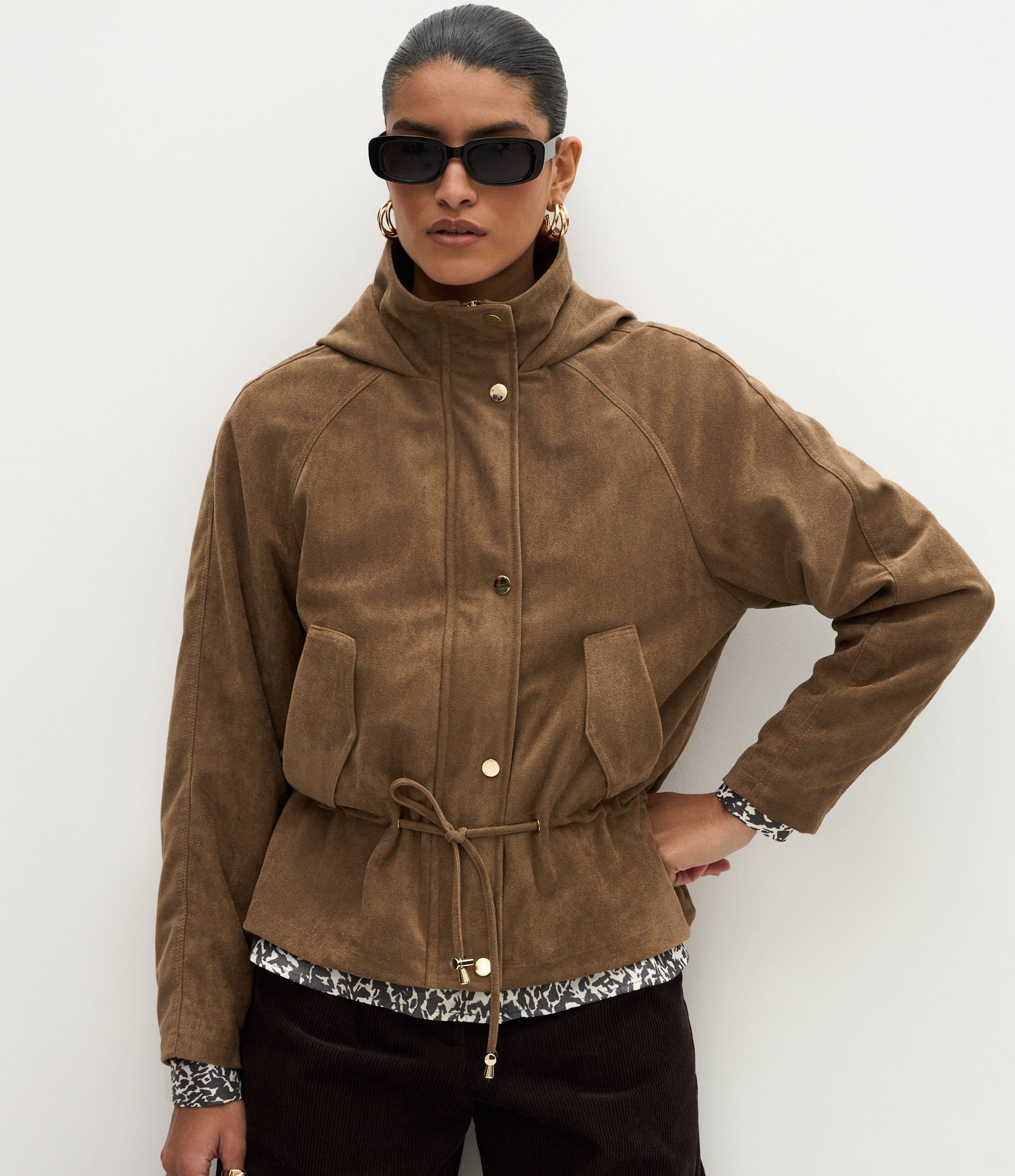 Jaqueta em Suede com Capuz e Ajuste na Cintura Bege 1