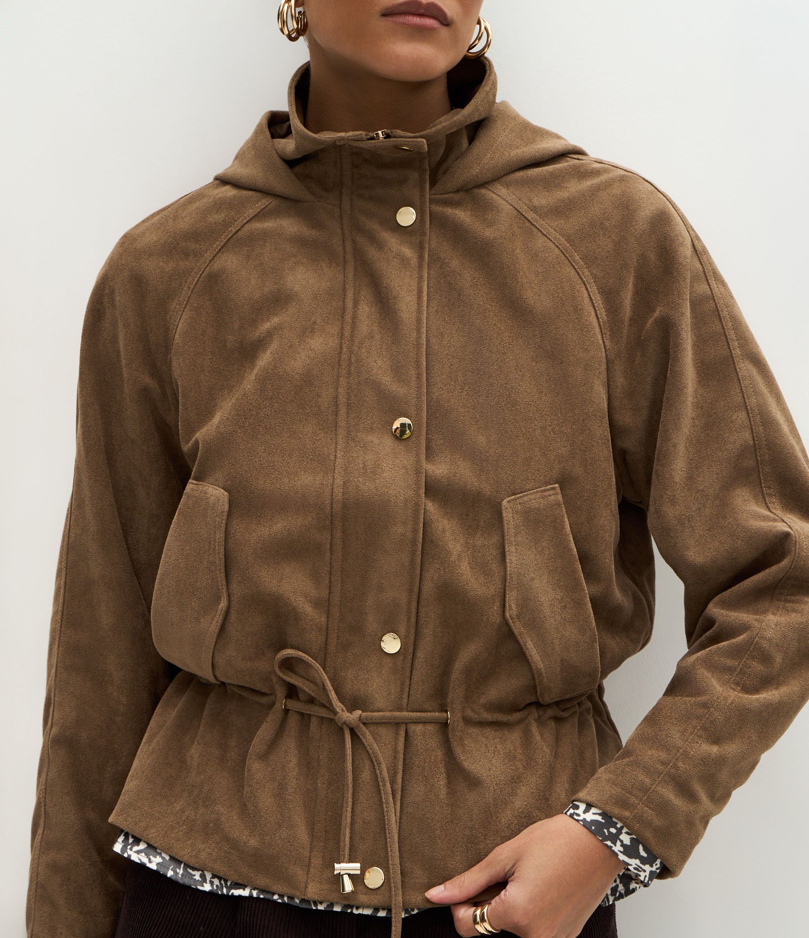 Jaqueta em Suede com Capuz e Ajuste na Cintura Bege 4