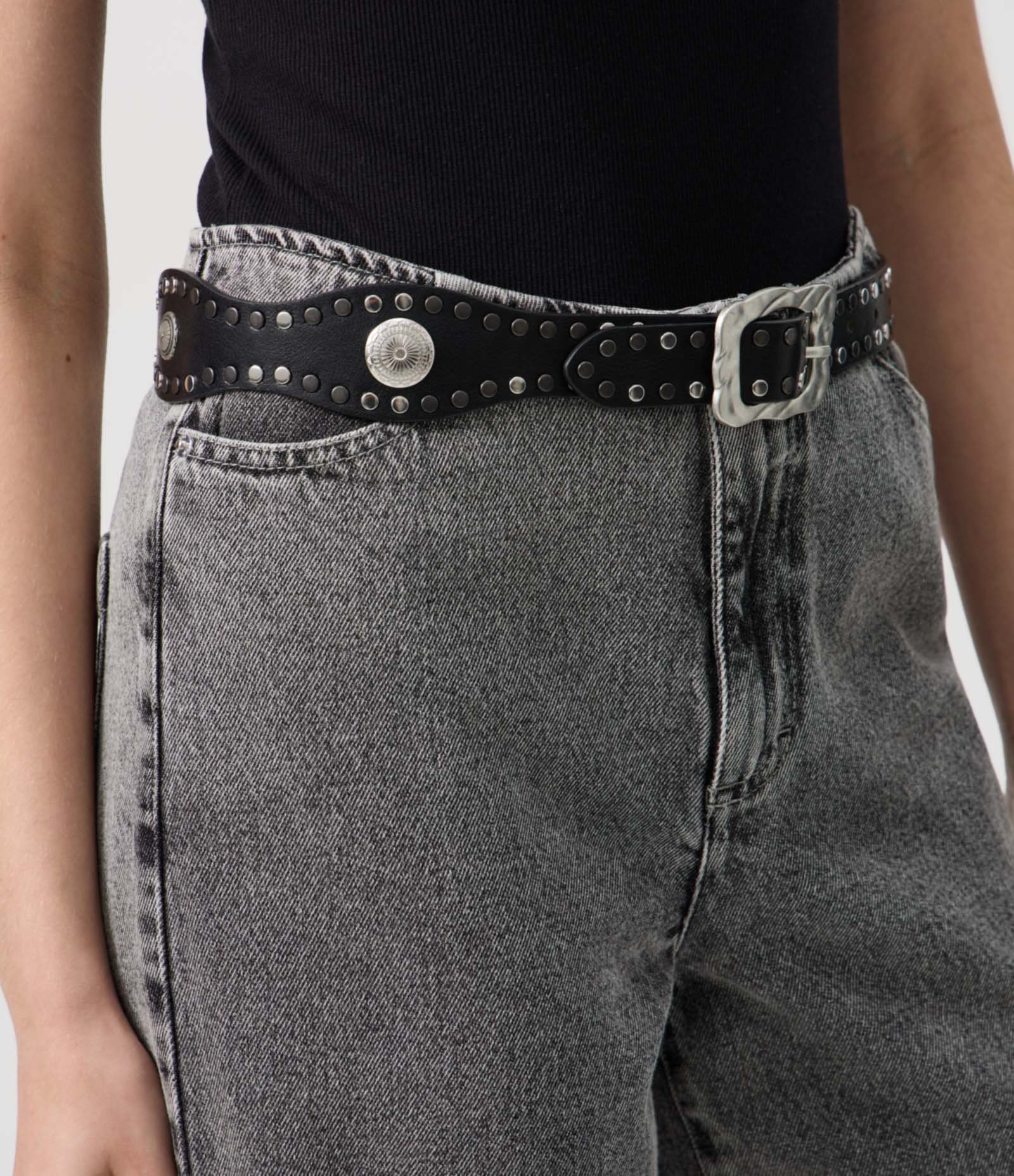 Cinto Médio em PU com Aplicação de Tachas Metálicas Preto 2