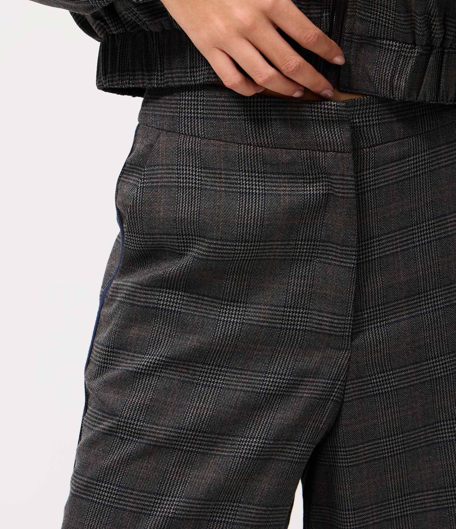Calça Alfaiatada Reta com Estampa Xadrez e Detalhes Laterais Cinza 3