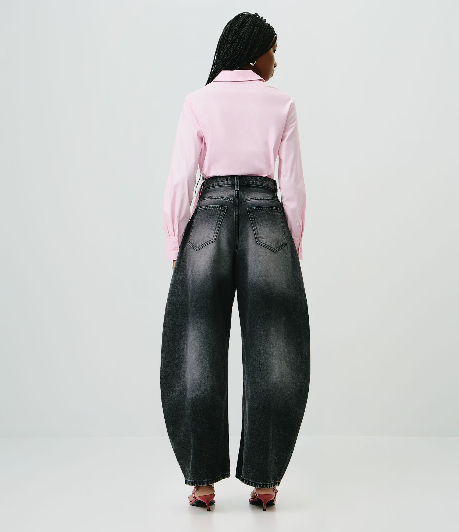 Calça Barrel Jeans com Cintura Alta e Lavagem Estonada Preto 4
