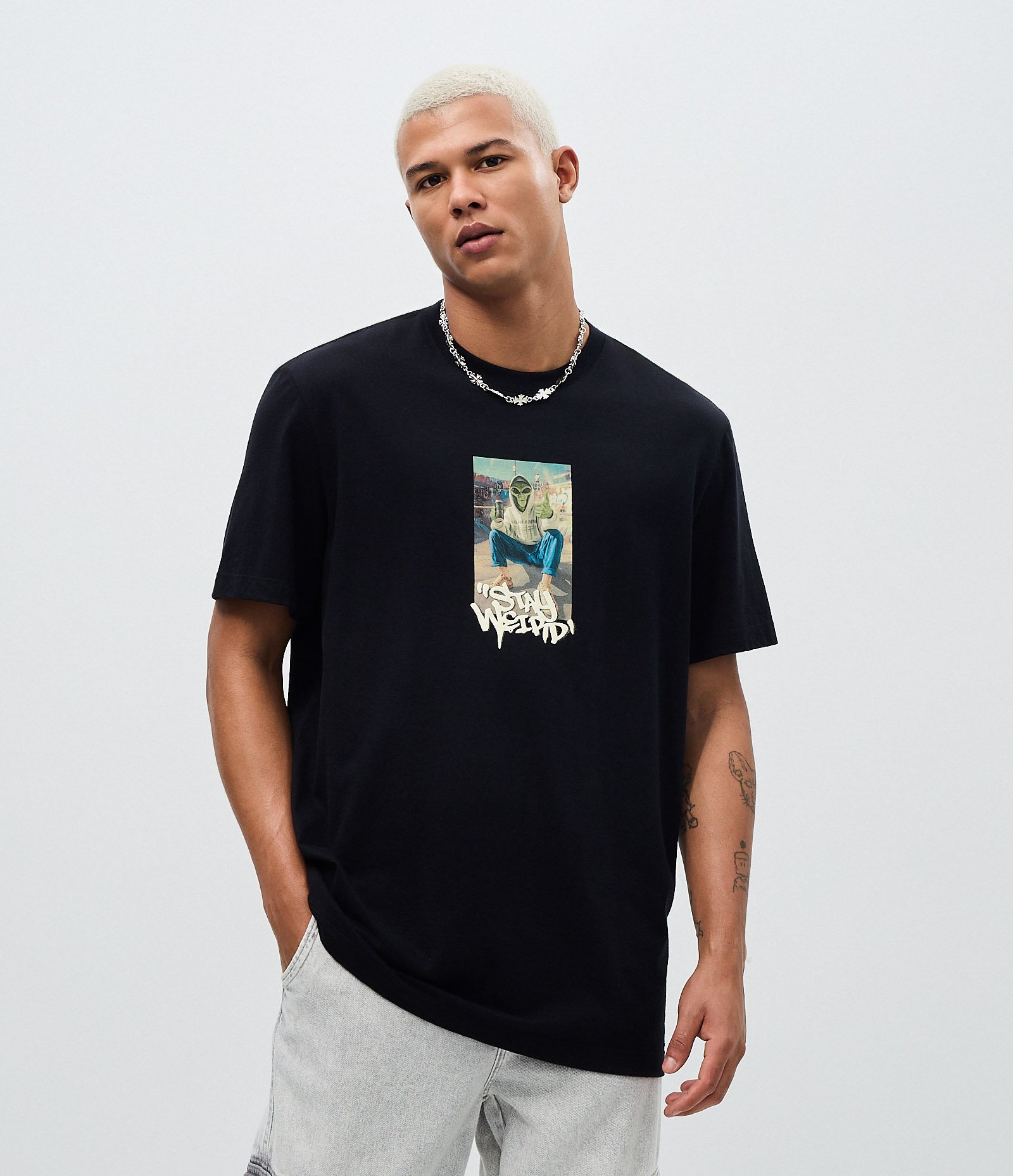 Camiseta Comfort Manga Curta em Algodão com Estampa ET Stay Weird Preto 1