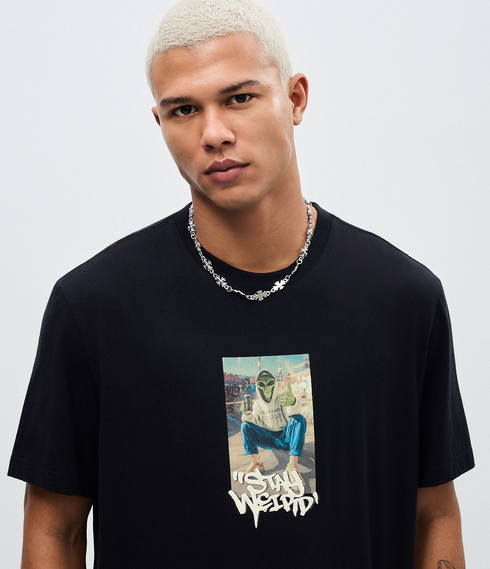 Camiseta Comfort Manga Curta em Algodão com Estampa ET Stay Weird Preto 3