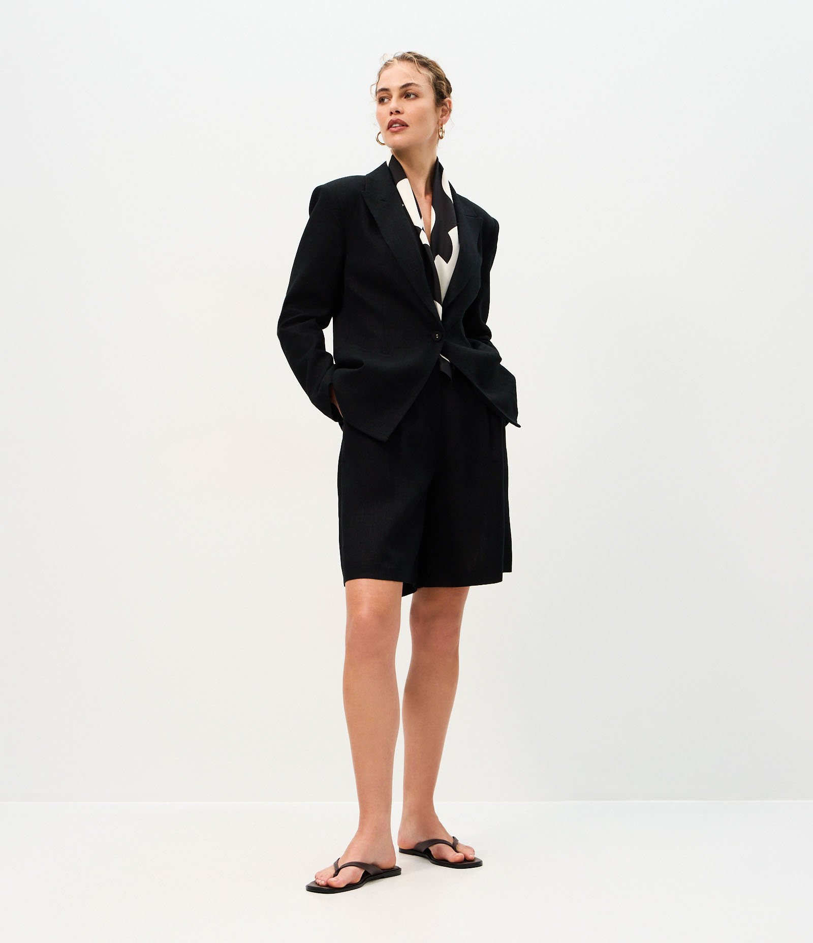 Blazer Alongado em Viscolinho com Modelagem Acinturada Preto 2