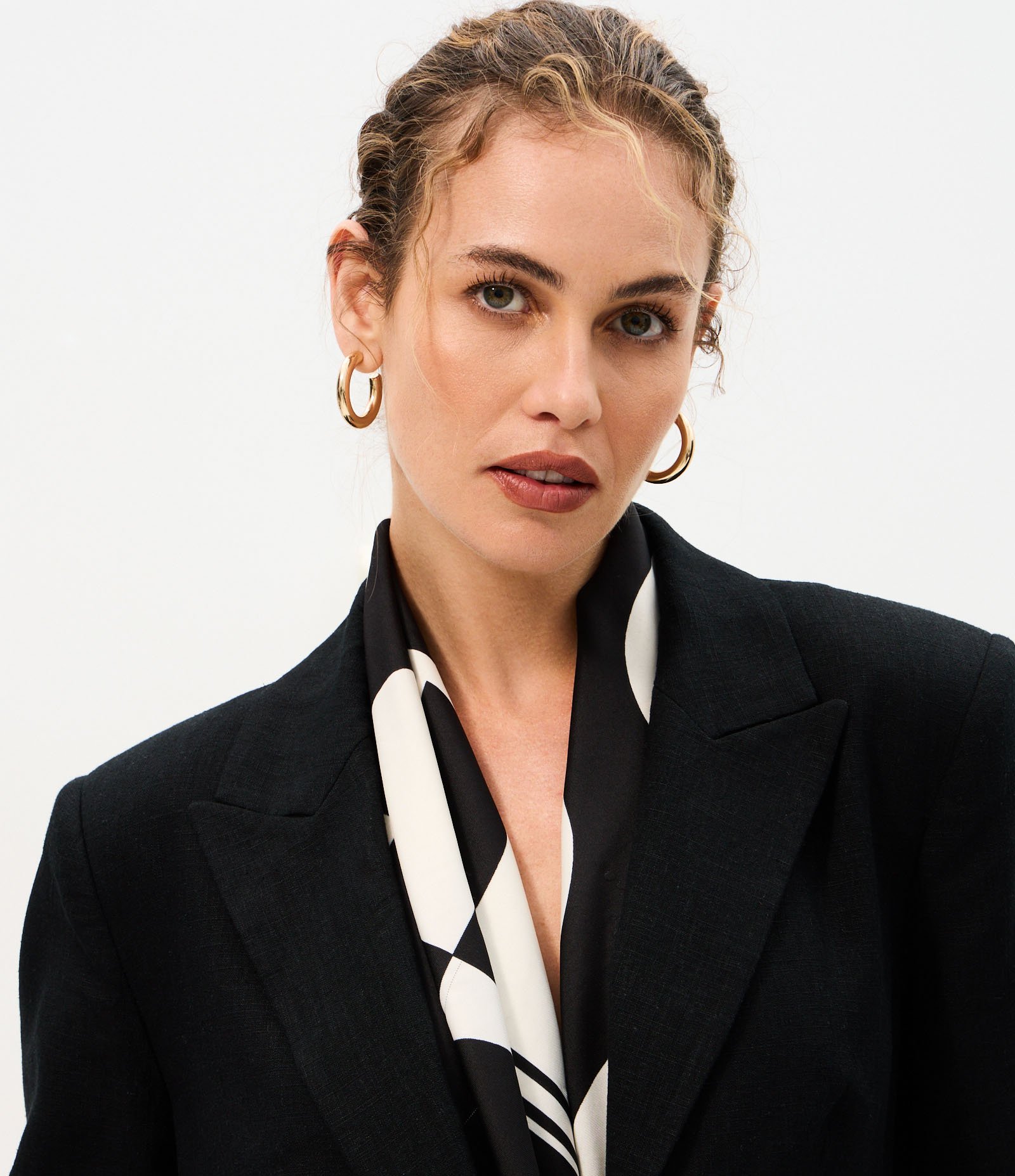 Blazer Alongado em Viscolinho com Modelagem Acinturada Preto 4