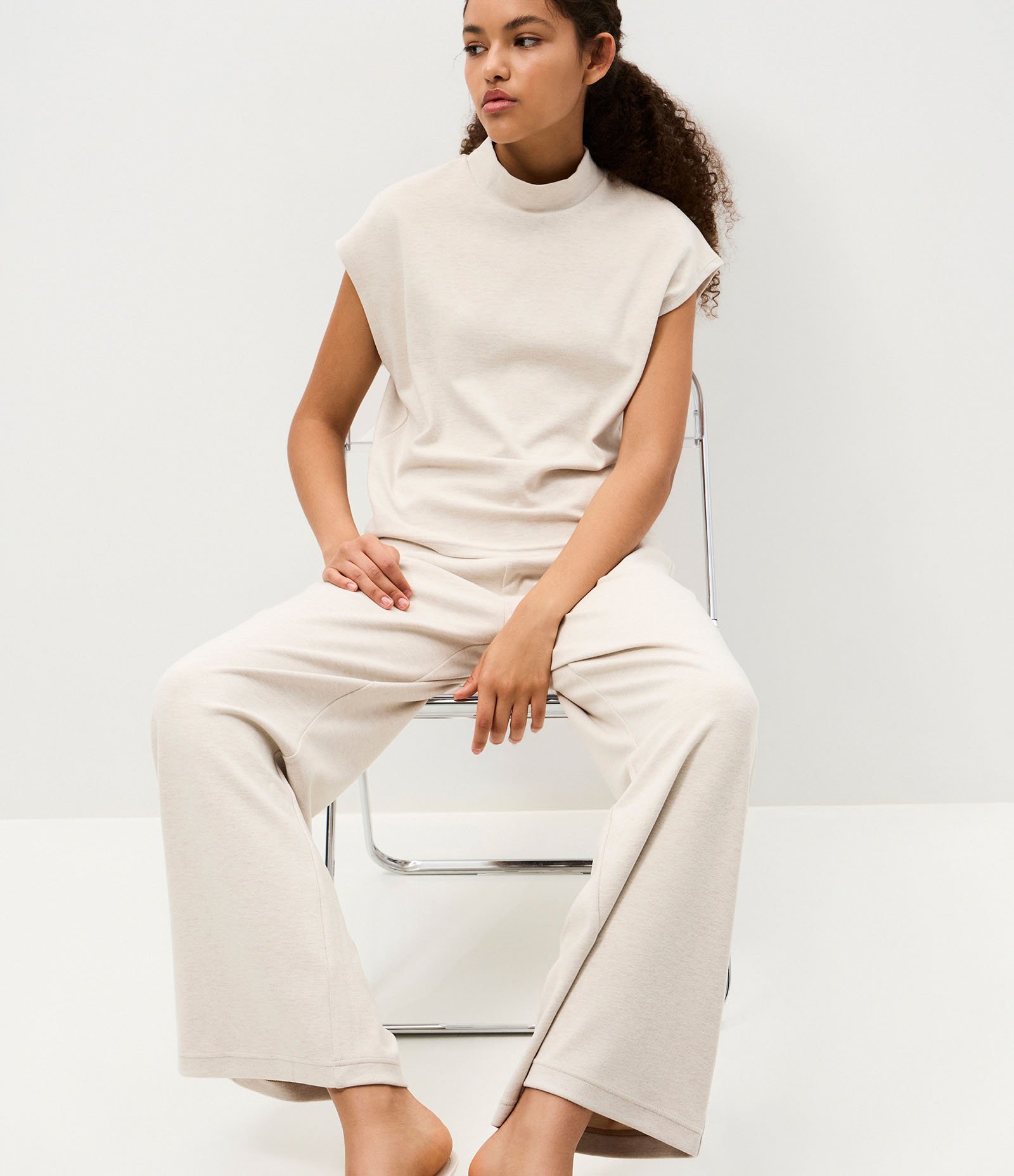 Blusa em Ribana com Gola Alta Bege 4