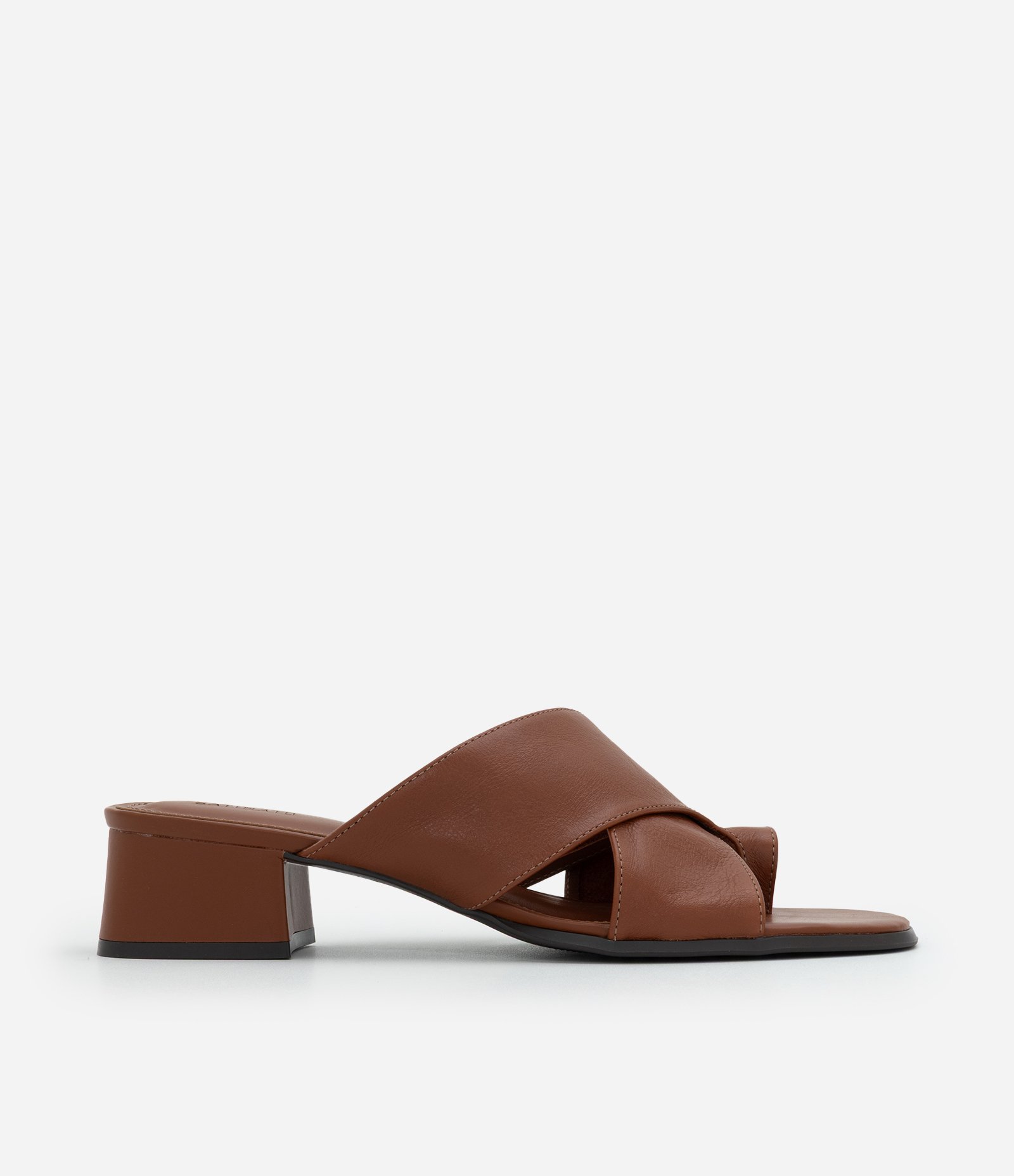 Sandália Mule em Couro com Tiras Cruzadas e Dedeira Marrom 1