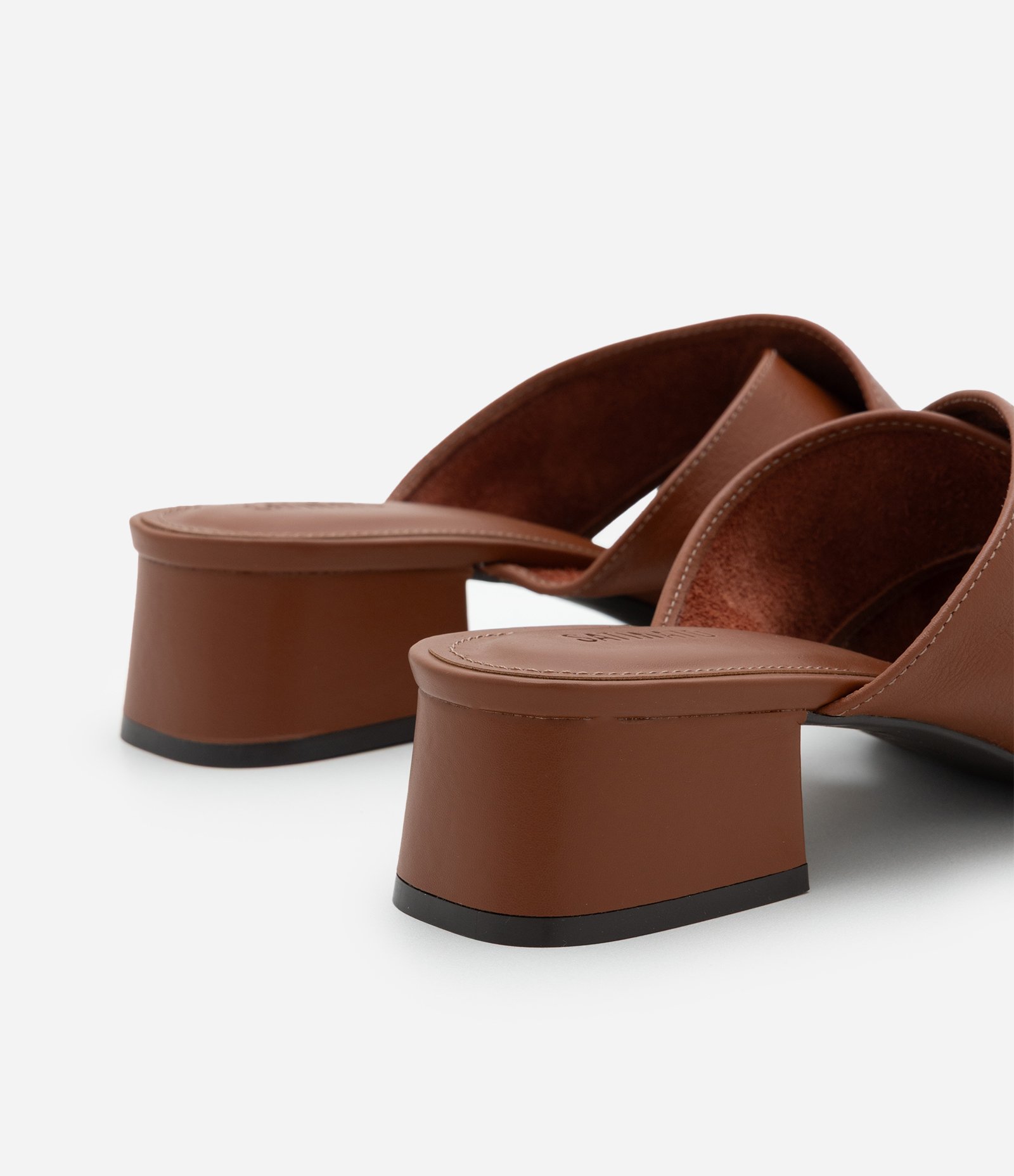 Sandália Mule em Couro com Tiras Cruzadas e Dedeira Marrom 3