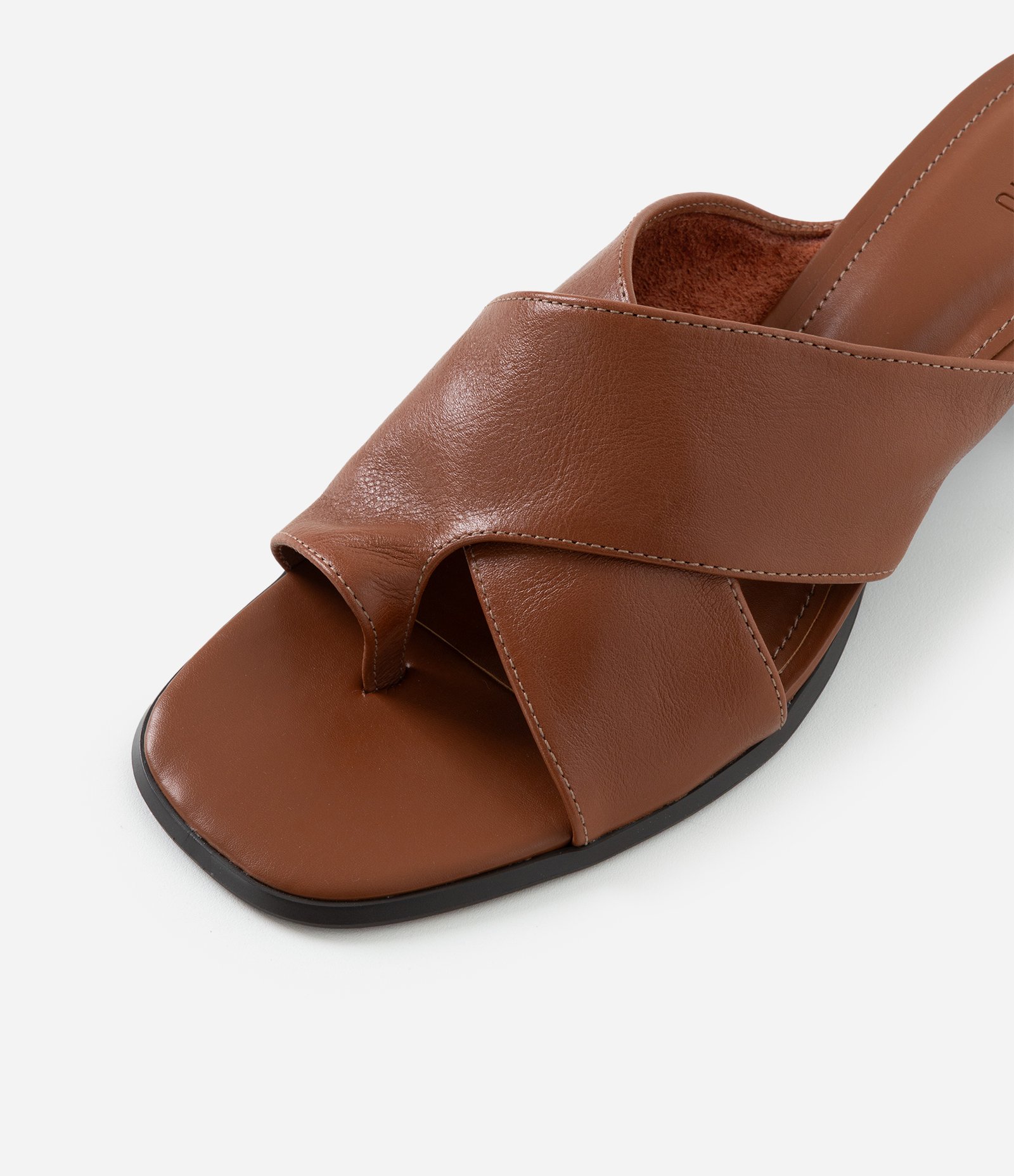 Sandália Mule em Couro com Tiras Cruzadas e Dedeira Marrom 4