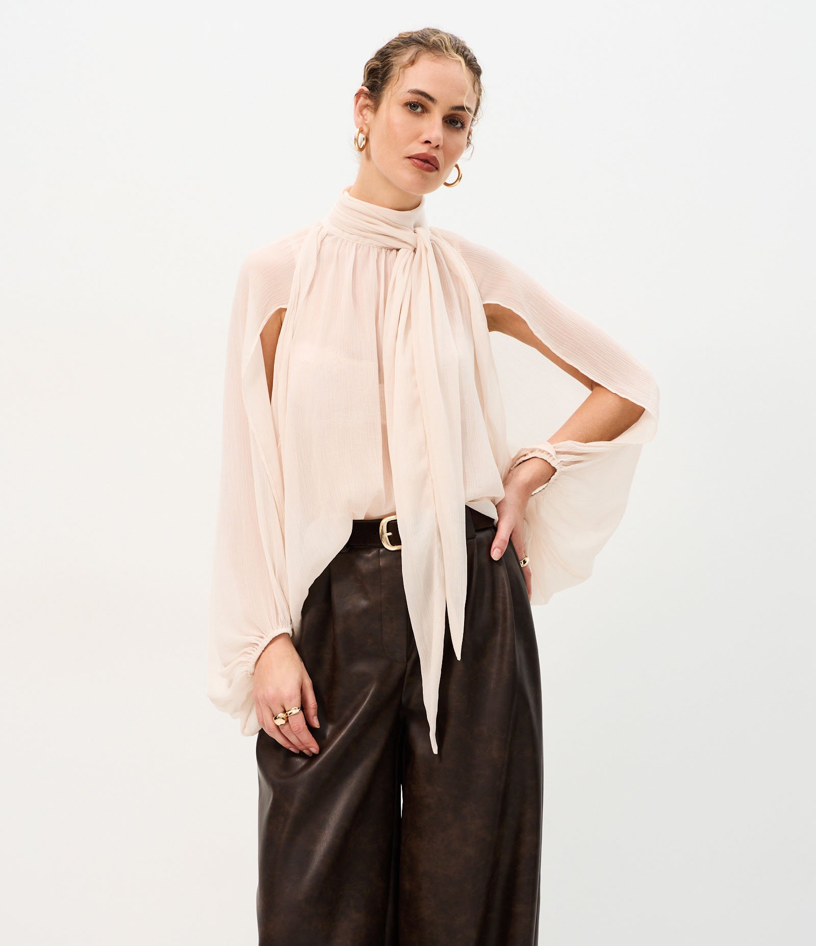Blusa Ampla em Chiffon com Gola Laço e Recortes Vazados Rosa 2
