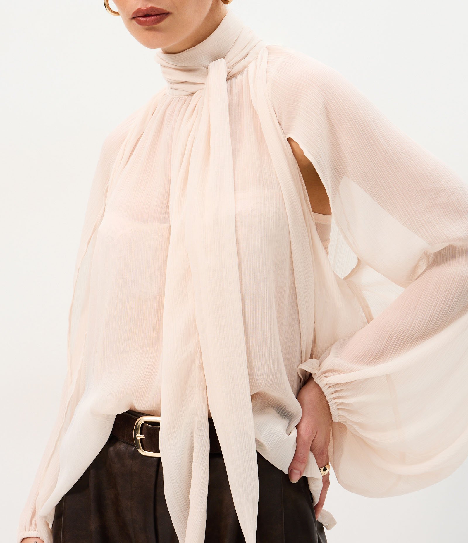 Blusa Ampla em Chiffon com Gola Laço e Recortes Vazados Rosa 4