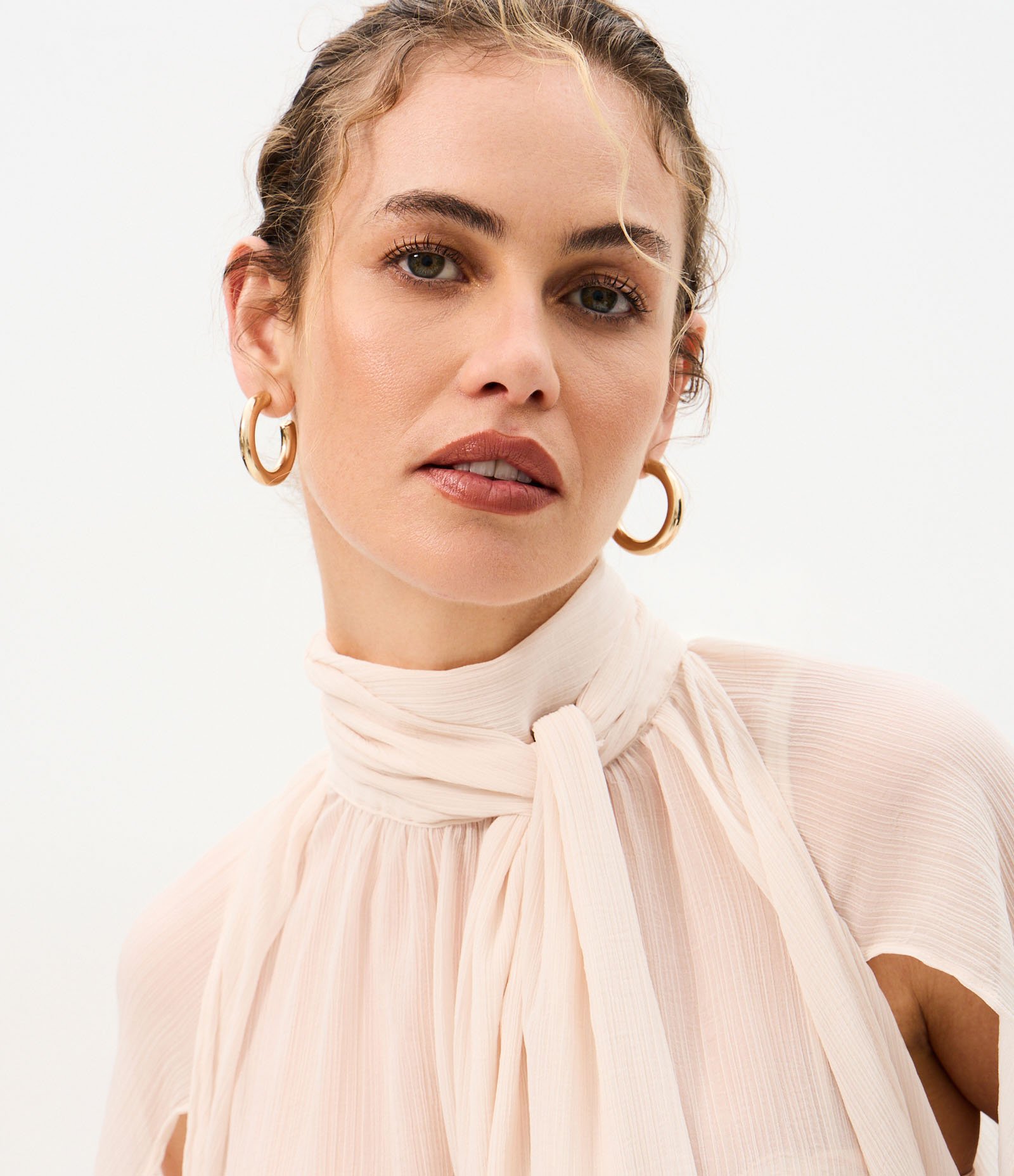 Blusa Ampla em Chiffon com Gola Laço e Recortes Vazados Rosa 5