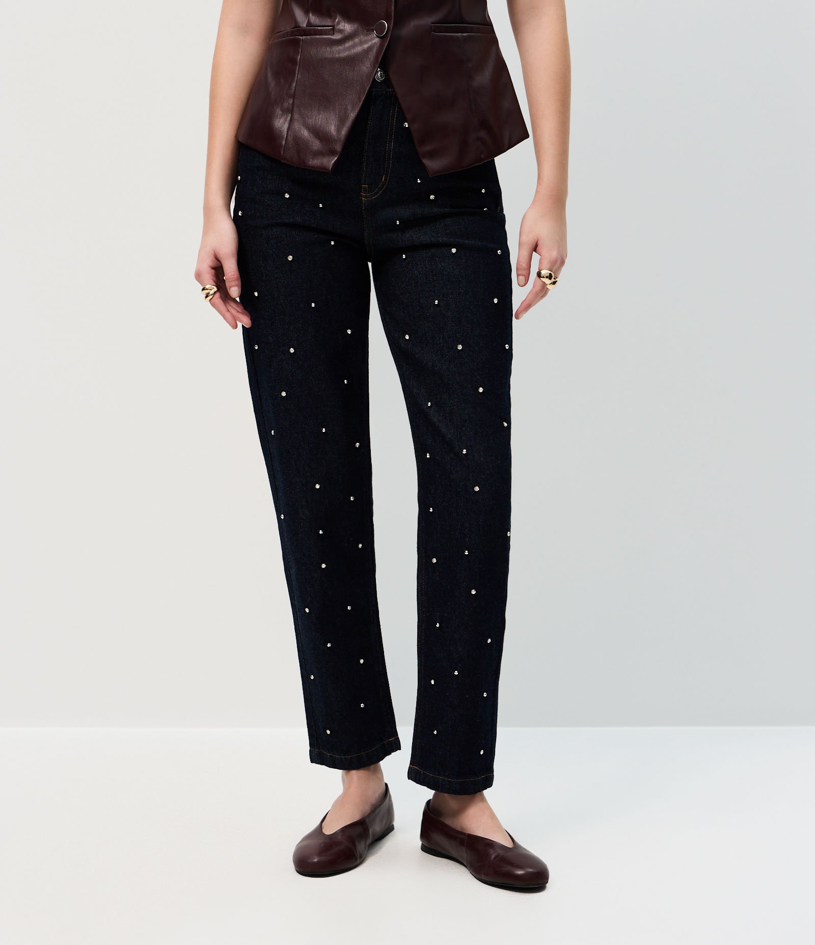Calça Jeans Mom com Rebites e Cintura Alta Preto 3