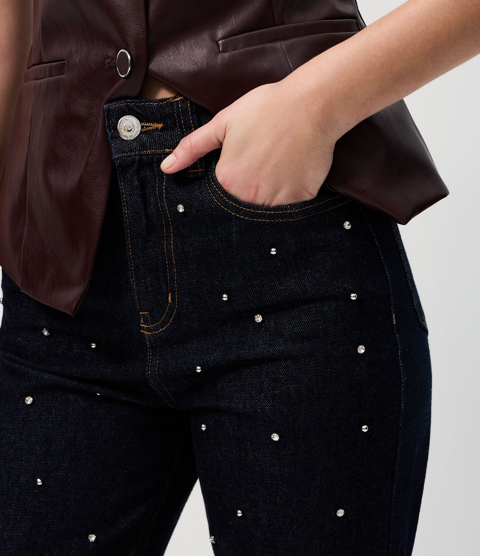 Calça Jeans Mom com Rebites e Cintura Alta Preto 4