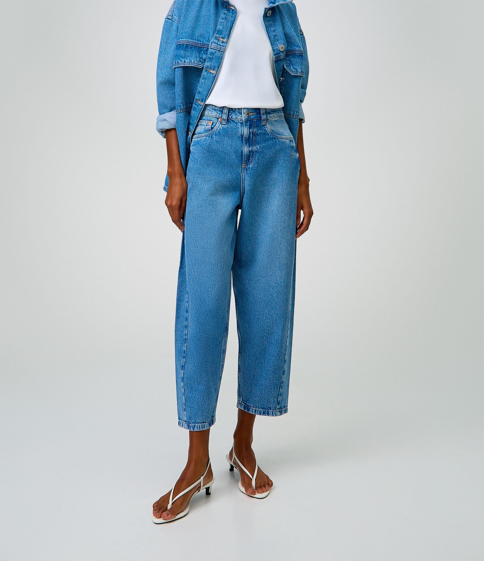 Calça Cenoura em Jeans com Cintura Alta Azul Claro 2