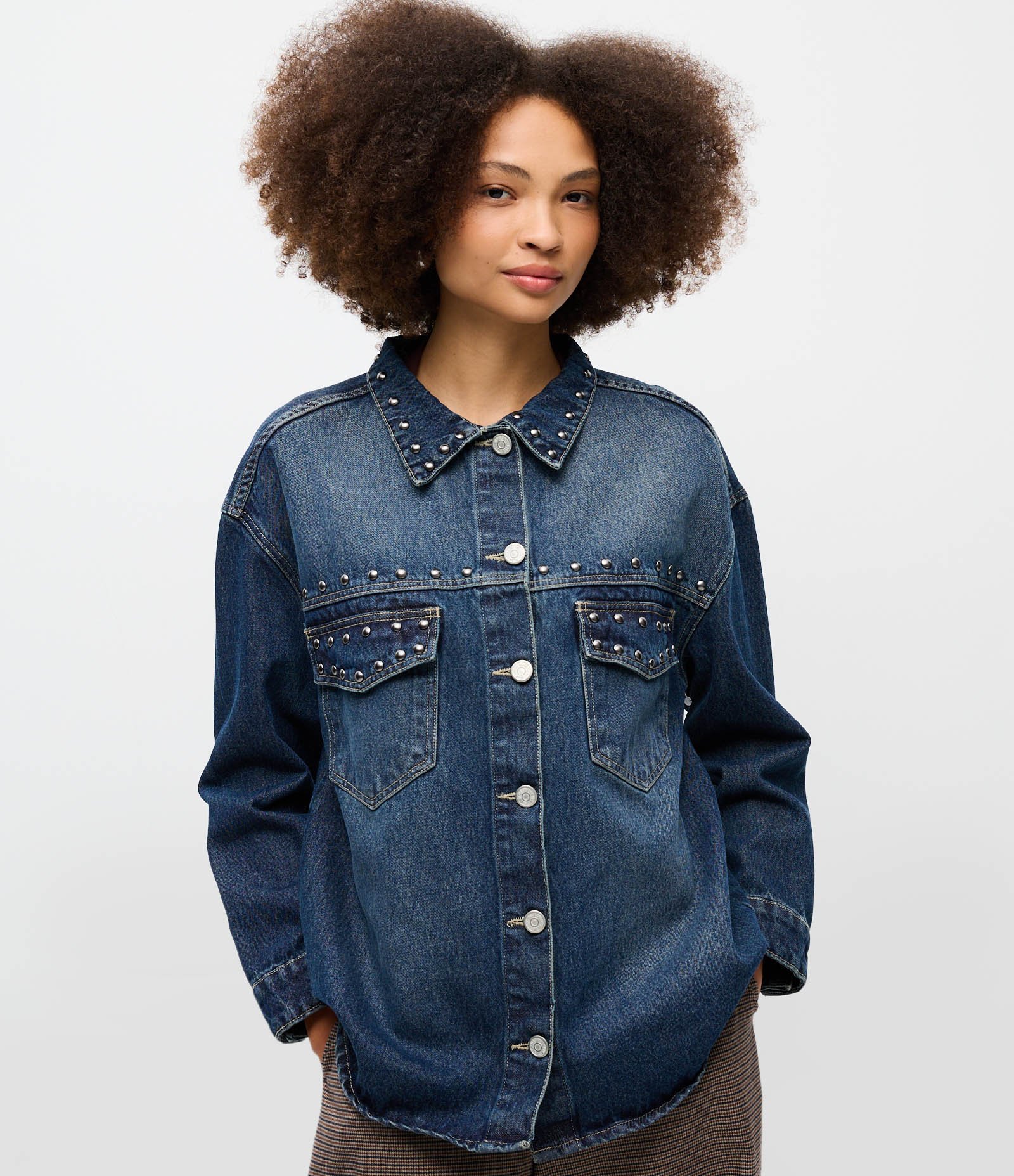 Camisa Jeans Overshirt Com Tachas Azul Escuro 1