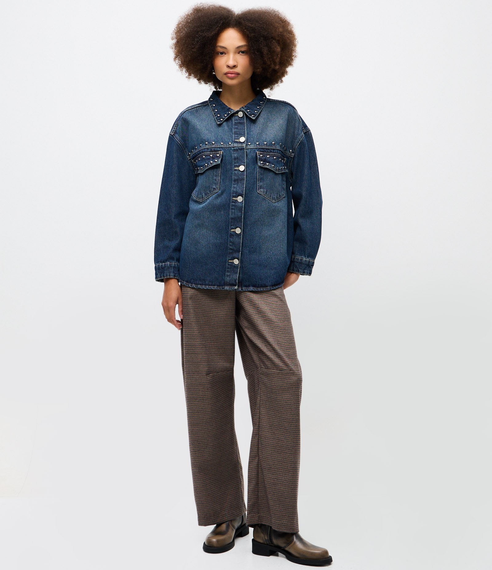 Camisa Jeans Overshirt Com Tachas Azul Escuro 2