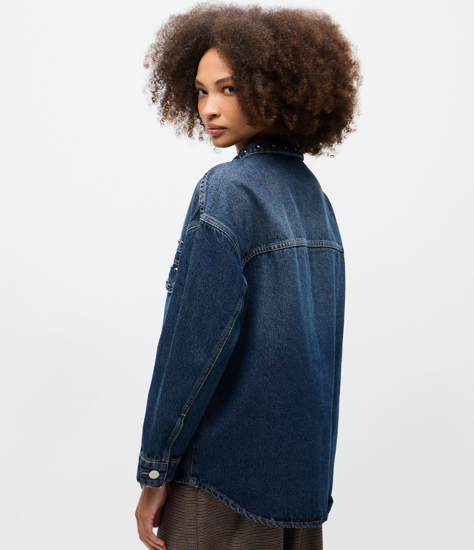 Camisa Jeans Overshirt Com Tachas Azul Escuro 4