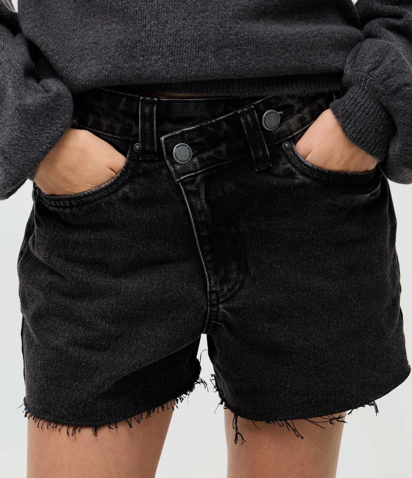 Short Midi em Jeans com Cintura Média Preto 4