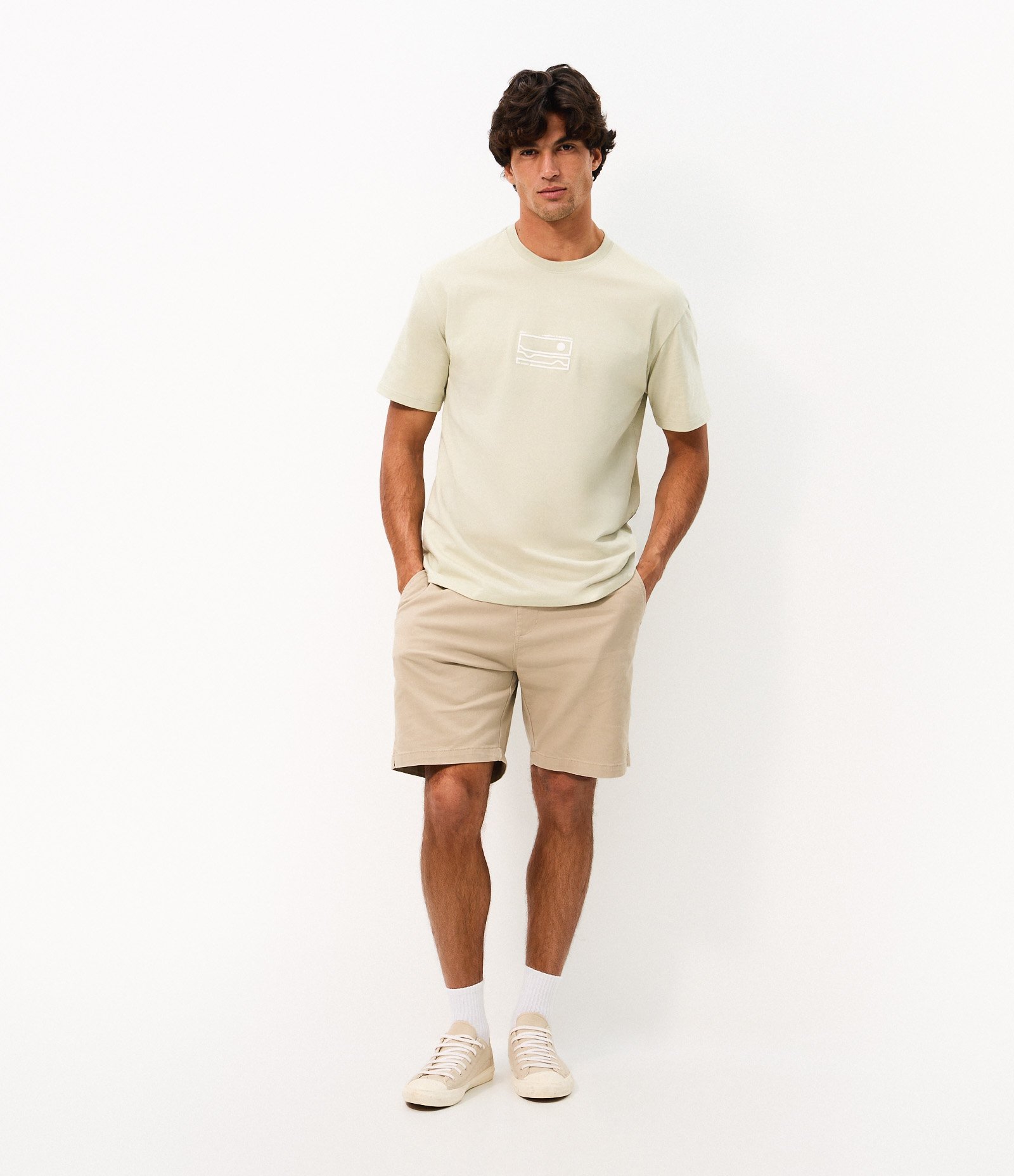 Bermuda Regular Slim em Sarja com Cós Elástico e Bolsos Bege 1