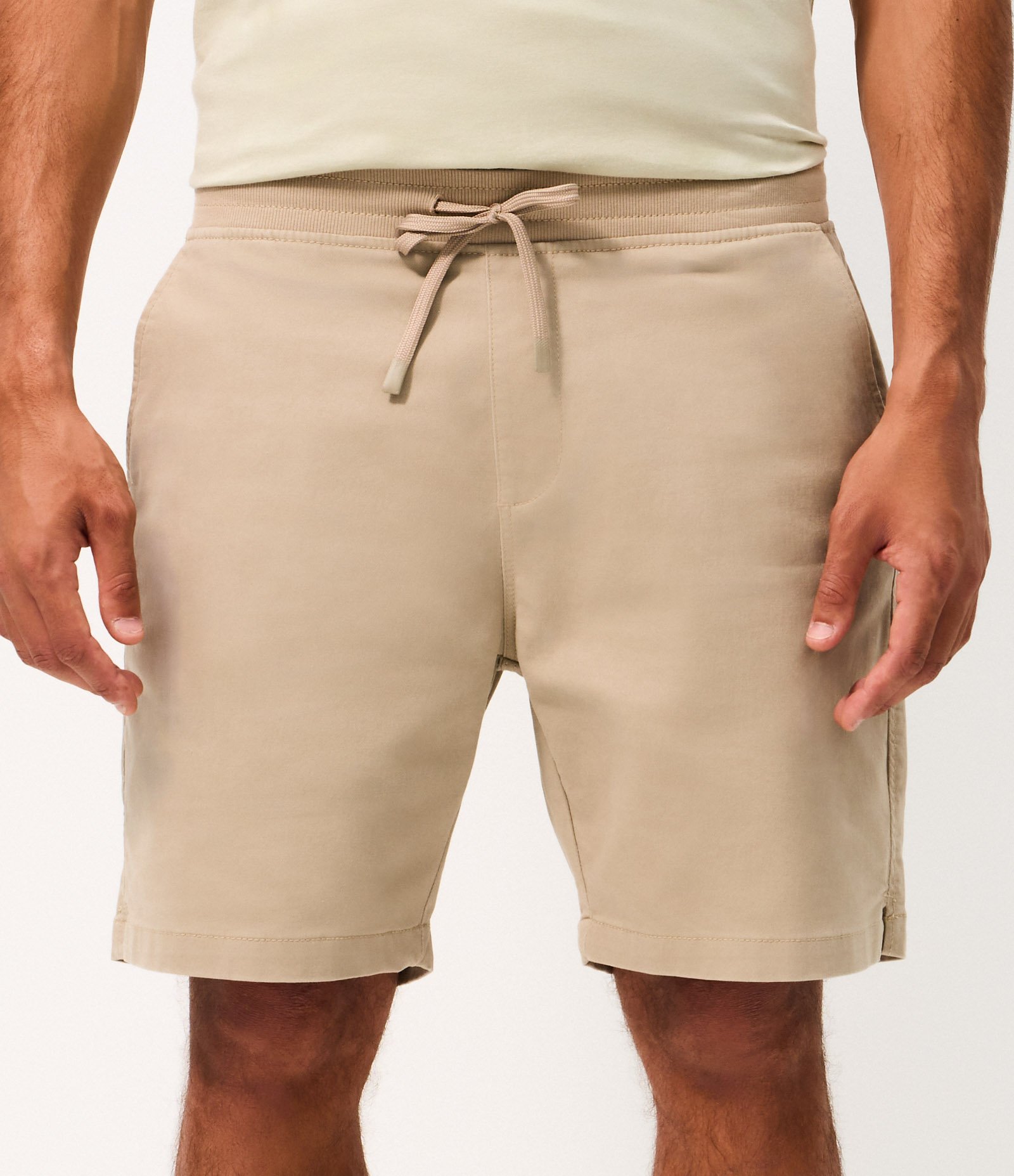 Bermuda Regular Slim em Sarja com Cós Elástico e Bolsos Bege 2